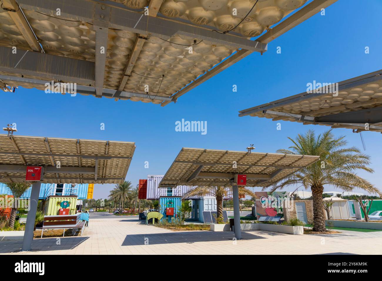 Emirati Arabi Uniti, Abu Dhabi, Masdar City, ecocittà delle energie rinnovabili, con una rete di trasporto a basse emissioni di carbonio e una strategia di zero rifiuti. Masdar Park Kha Foto Stock