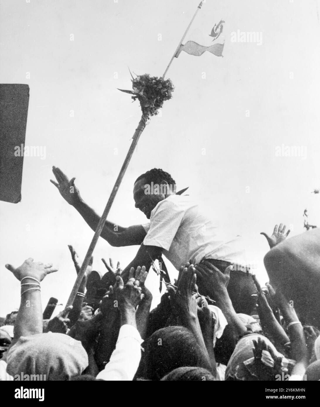 Anguilla, Indie occidentali britanniche: Ronald Webster, l'acclamato presidente di Anguilla, è applaudito da entusiasti sostenitori dopo il suo ritorno in aereo sulla piccola isola delle Indie occidentali ieri (27 marzo) dai colloqui alle Nazioni Unite e a Washington. Quando ha lasciato l'aereo alla pista di atterraggio delle isole si è alzato la spalla e si è portato nell'edificio immigrazione e dogana il 28 marzo 1969 Foto Stock