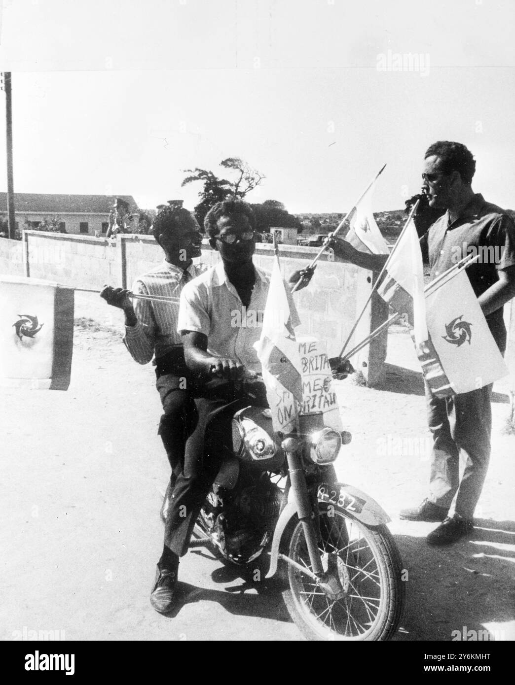 Anguilla, Indie occidentali britanniche: Il sedicente Presidente Ronald Webster, 43 anni, cavalca la gogna su un ciclomotore attraverso Anguilla, poco prima di lasciare l'isola venerdì 21 marzo. Il viaggio ha permesso al signor Webster, che in seguito ha volato a New York da un'isola vicina, ieri ha consultato il suo inviato a New York, il signor Jeremiah Gumbs, in merito all'intenzione di chiedere alle Nazioni Unite di inviare una squadra investigativa ad Anguilla. 24 marzo 1969 Foto Stock