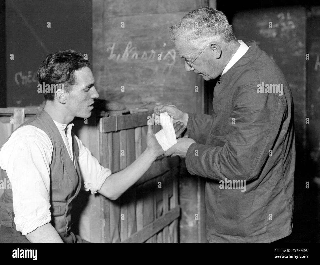 Paddington Goods Station. Edward S. Hadley (redattore del Great Western Railway Magazine) fornisce il pronto soccorso alla stazione di Paddington, dove sta lavorando per acquisire conoscenza diretta delle condizioni - 9 ottobre 1928 © TopFoto Foto Stock