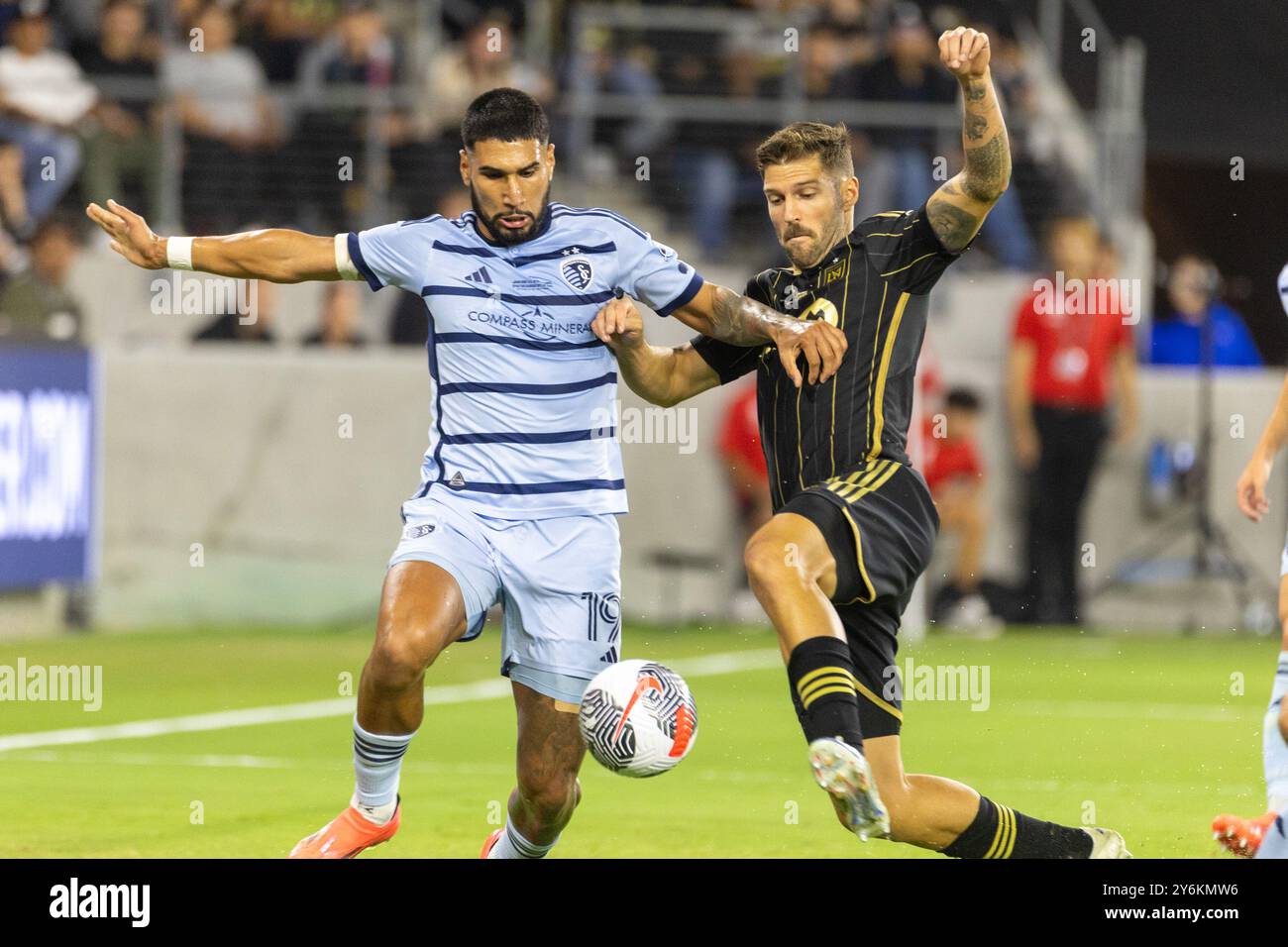 Los Angeles, Stati Uniti. 25 settembre 2024. Ryan Hollingshead (R) del Los Angeles FC e Robert Castellanos (L) dello Sporting Kansas City visti in azione durante la finale della U.S. Open Cup al BMO Stadium. Los Angeles FC 3:1 Sporting Kansas City credito: SOPA Images Limited/Alamy Live News Foto Stock