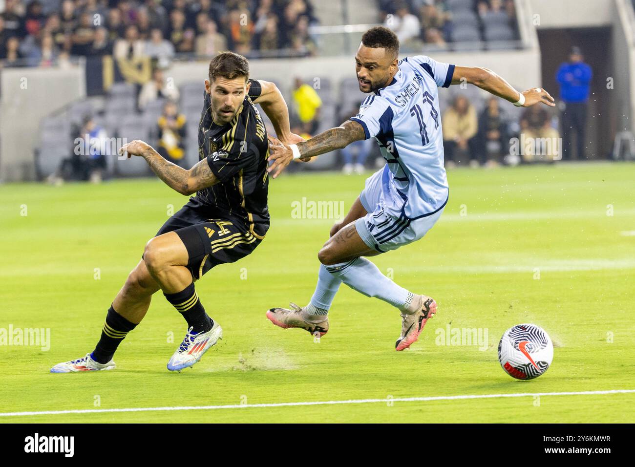 Los Angeles, Stati Uniti. 25 settembre 2024. Ryan Hollingshead (L) del Los Angeles FC e Khiry Shelton (R) dello Sporting Kansas City visti in azione durante la finale della U.S. Open Cup al BMO Stadium. Los Angeles FC 3:1 Sporting Kansas City credito: SOPA Images Limited/Alamy Live News Foto Stock