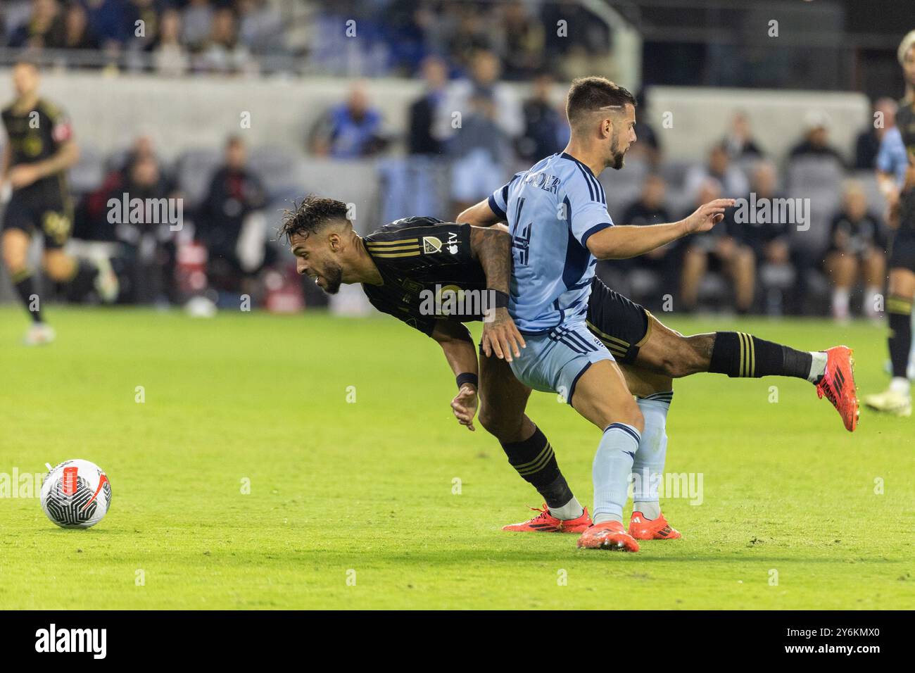 Los Angeles, Stati Uniti. 25 settembre 2024. Dénis Bouanga (L) del Los Angeles FC e Robert Voloder dello Sporting Kansas City visti in azione durante la finale della U.S. Open Cup al BMO Stadium. Los Angeles FC 3:1 Sporting Kansas City credito: SOPA Images Limited/Alamy Live News Foto Stock