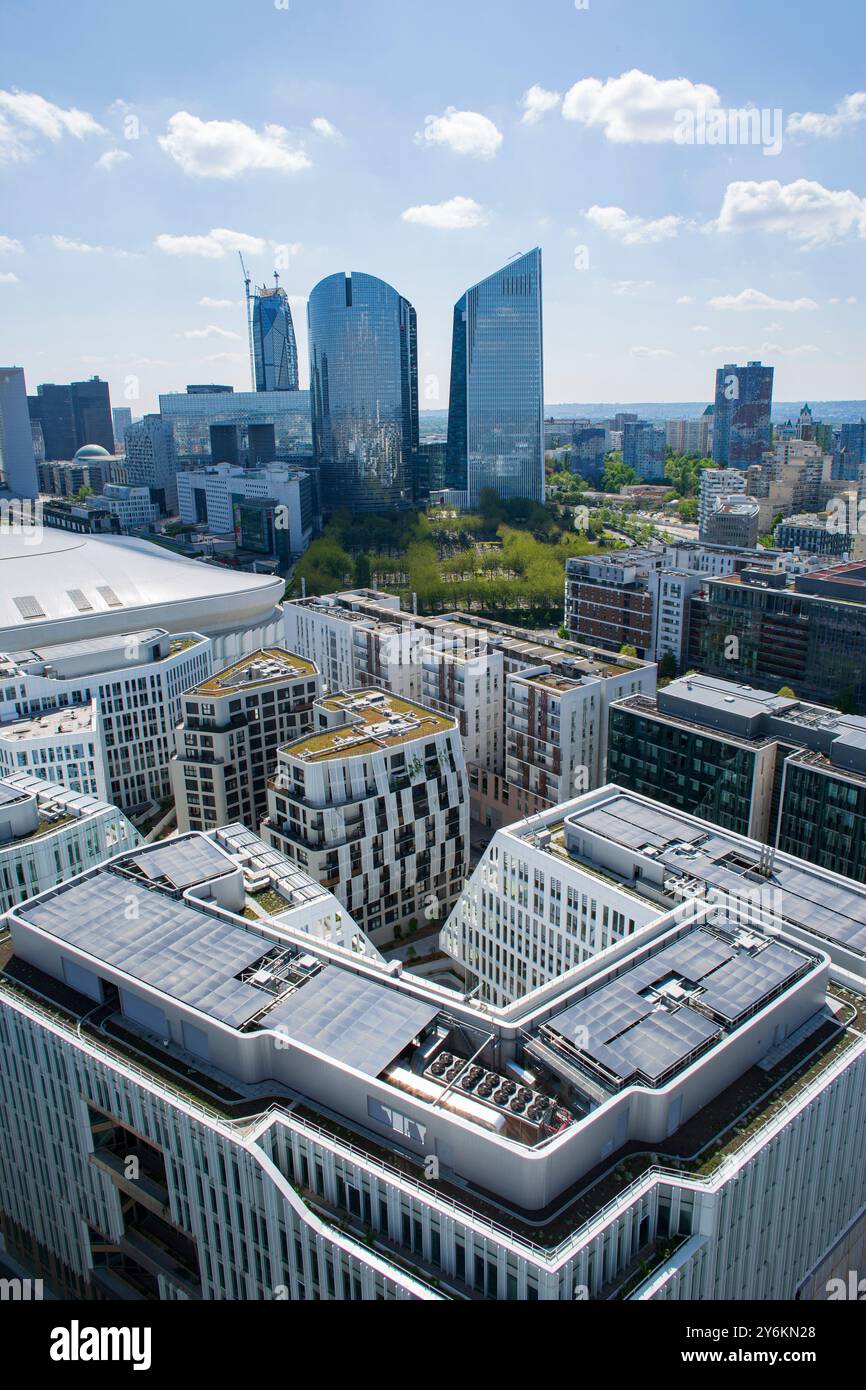 Francia, Nanterre, 92, a nord di la Defense, sullo sfondo: Le torri della Societe generale, dietro il cimitero. Foto Stock