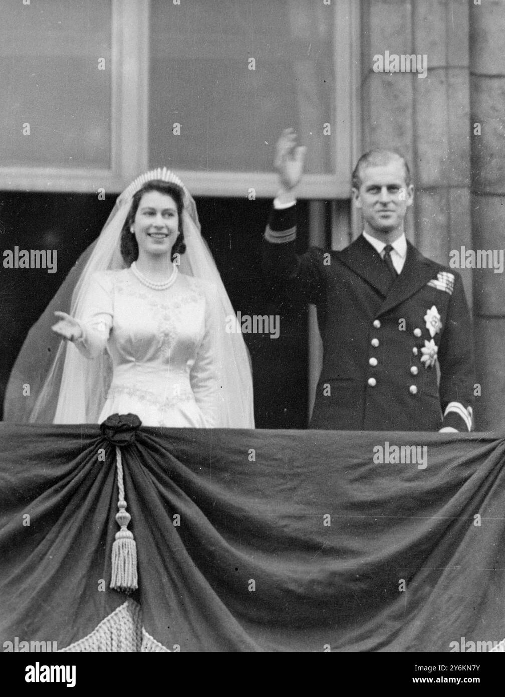Matrimonio reale. H.R.H Principessa Elisabetta e Duca di Edimburgo. Sul balcone di Buckingham Palace dopo la cerimonia. 20 novembre 1947 Foto Stock