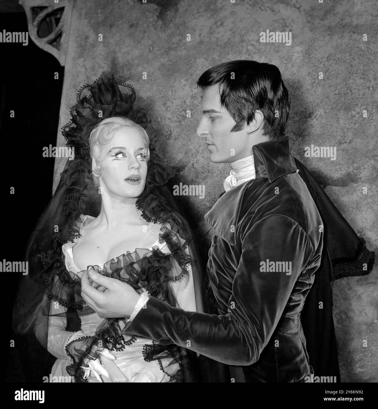 Londra: Glamorous Mary Ure e l'attore Jeremy Brett in una scena emozionante da "The Changeling" di Thomas Middleton, che apre domani al Royal Court Theatre di Londra, Sloane Square. Questa opera, che non è stata presentata professionalmente dal XVII secolo, riguarda l'era delle profonde fenditure negli abiti femminili, e le conseguenze di un atto irresponsabile da parte della sua feroce erede Beatrice-Joanne. 20 febbraio 1961 Foto Stock