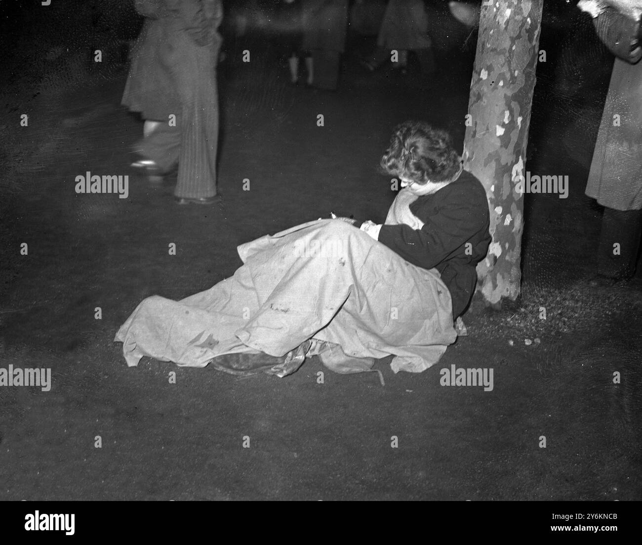 Matrimonio reale. Una giovane donna grassa addormentata nel Mall, foto scattata a mezzanotte. 20 novembre 1947 Foto Stock
