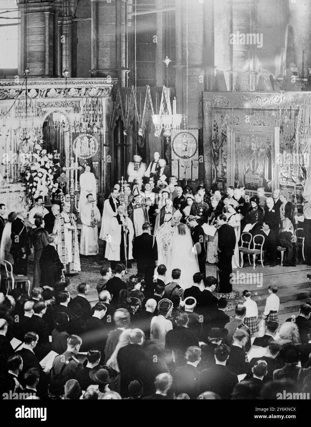 Matrimonio reale. H.R.H Principessa Elisabetta e Duca di Edimburgo. Il duca di Edimburgo vide mettere l'anello al dito della principessa Elisabetta. 20 novembre 1947 Foto Stock
