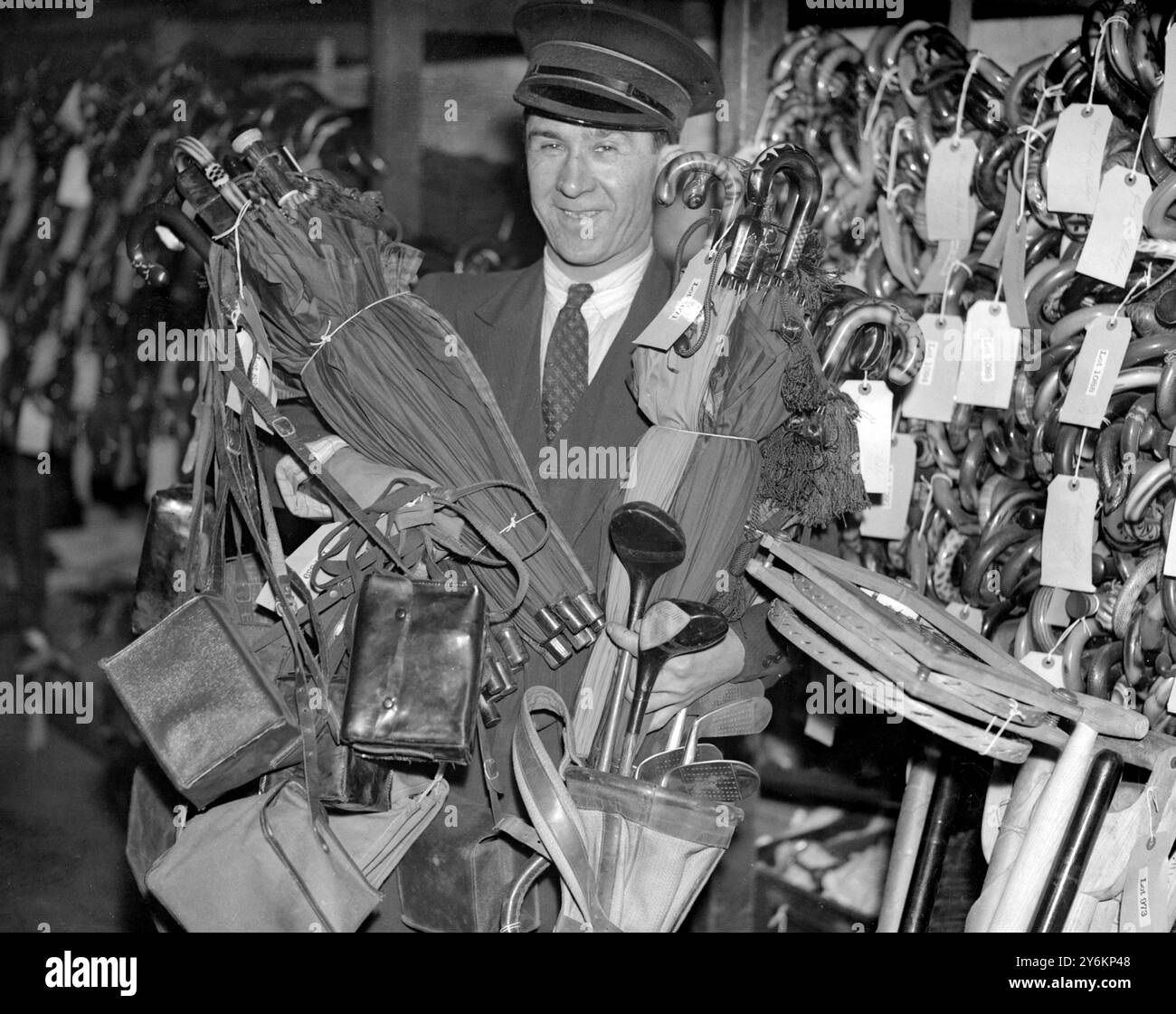 Stazione di Waterloo. Alcuni dei vari articoli che figureranno in una vendita all'asta di proprietà perdute a Waterloo. 9 marzo 1935 Foto Stock