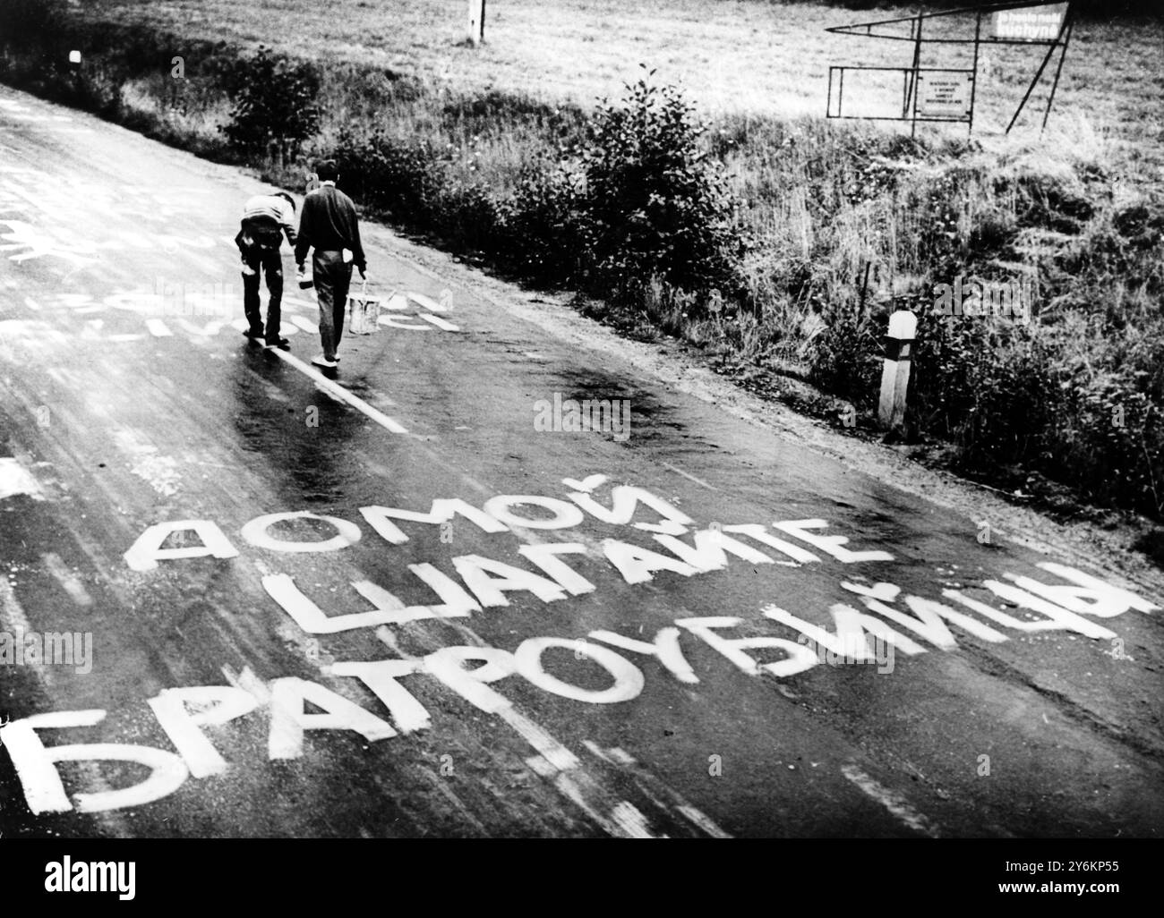 Praga primavera 1968 Case, tetti e superfici stradali servono a esprimere con slogan l'opinione di tutta la nazione cecoslovacca. Lo slogan stampato grosso modo con vernice bianca, su una strada vicino a Liberac recita: "Gli assassini vanno a casa". 26 agosto 1968 Foto Stock