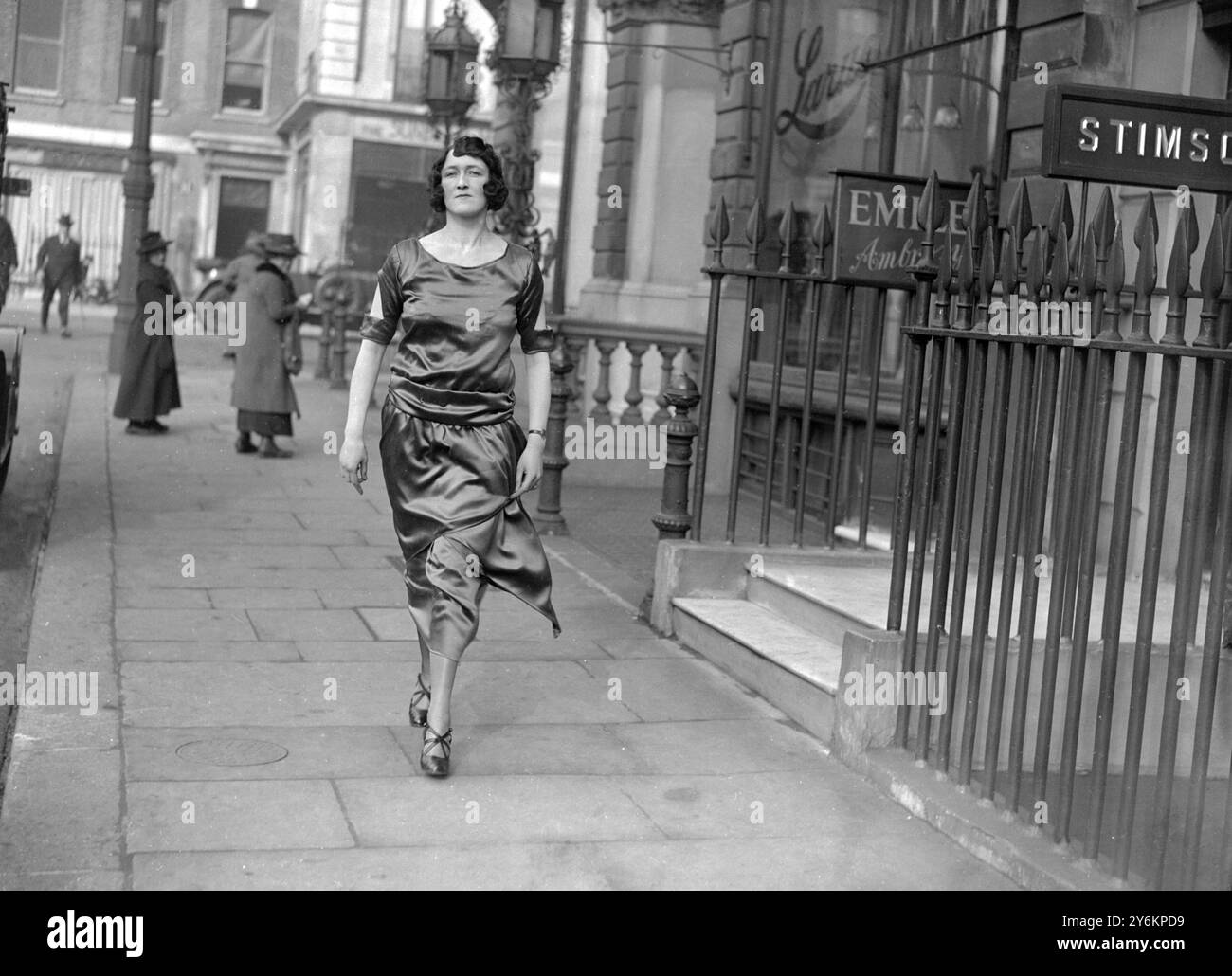 Abiti "Larue" indossati da Miss Tonie Edgar Bruce in "The Circle" all'Haymarket Theatre. Un grazioso camice in satin blu Gainsborough con corpetto lungo e doppio pannello su una gonna dritta. 28 febbraio 1921. © TopFoto Foto Stock