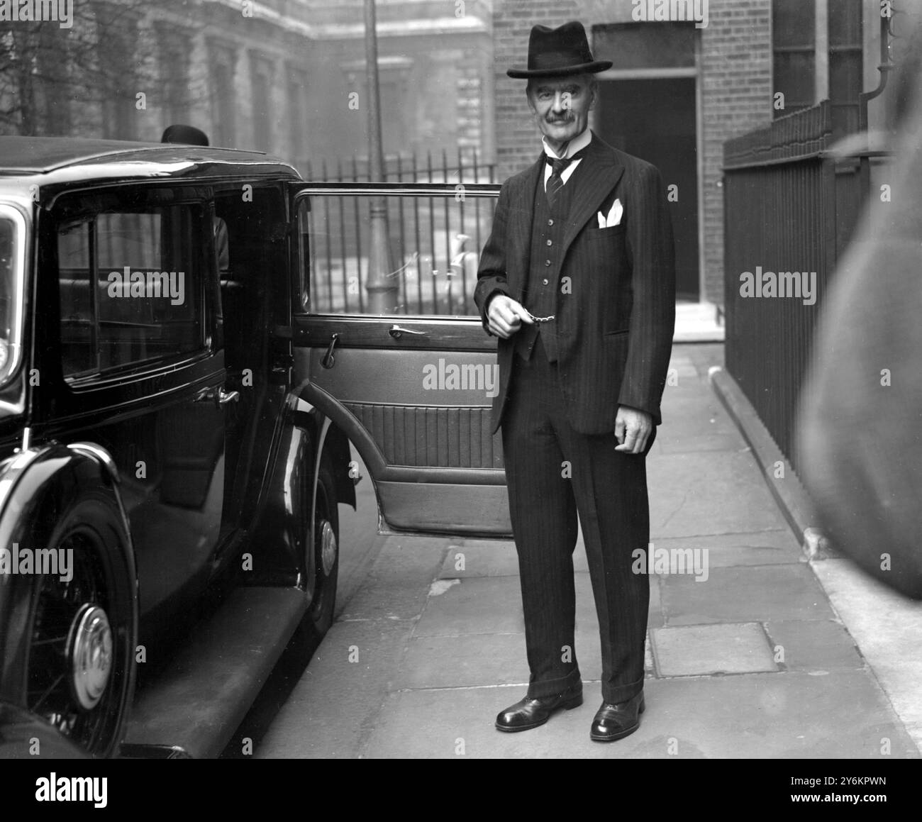 Il signor Chamberlain e l'auto a Downing Street, Londra. Arthur Neville Chamberlain (18 marzo 1869 – 9 novembre 1940) è stato un politico britannico, primo ministro del Regno Unito dal 1937 al 1940. Foto del 18 marzo 1938 © TopFoto Foto Stock