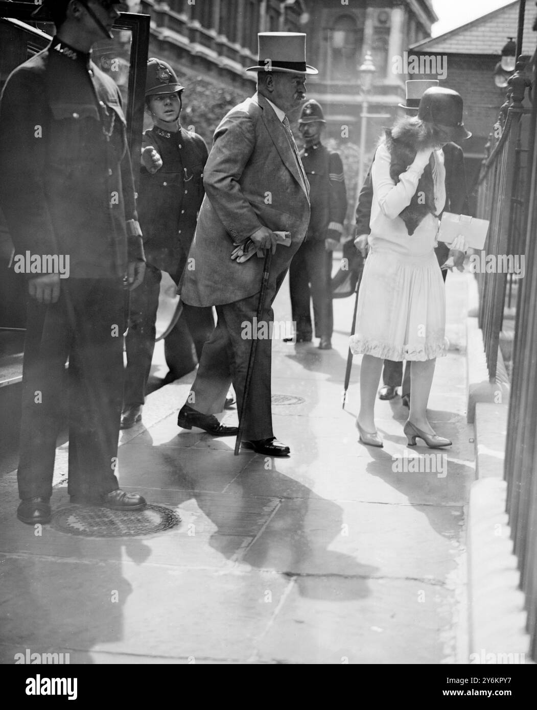 Il Garden Party della signora Baldwin al numero 10. Lord Glanely 1928 William James Tatem, i barone Glanely, (6 marzo 1868-28 giugno 1942) è stato un armatore e allevatore di cavalli purosangue di Cardiff. Barone Glanely era un titolo creato nella Parìa del Regno Unito il 28 giugno 1918 per William Tatem. Alla sua morte, il 18 giugno 1942, si estinse. © TopFoto Foto Stock