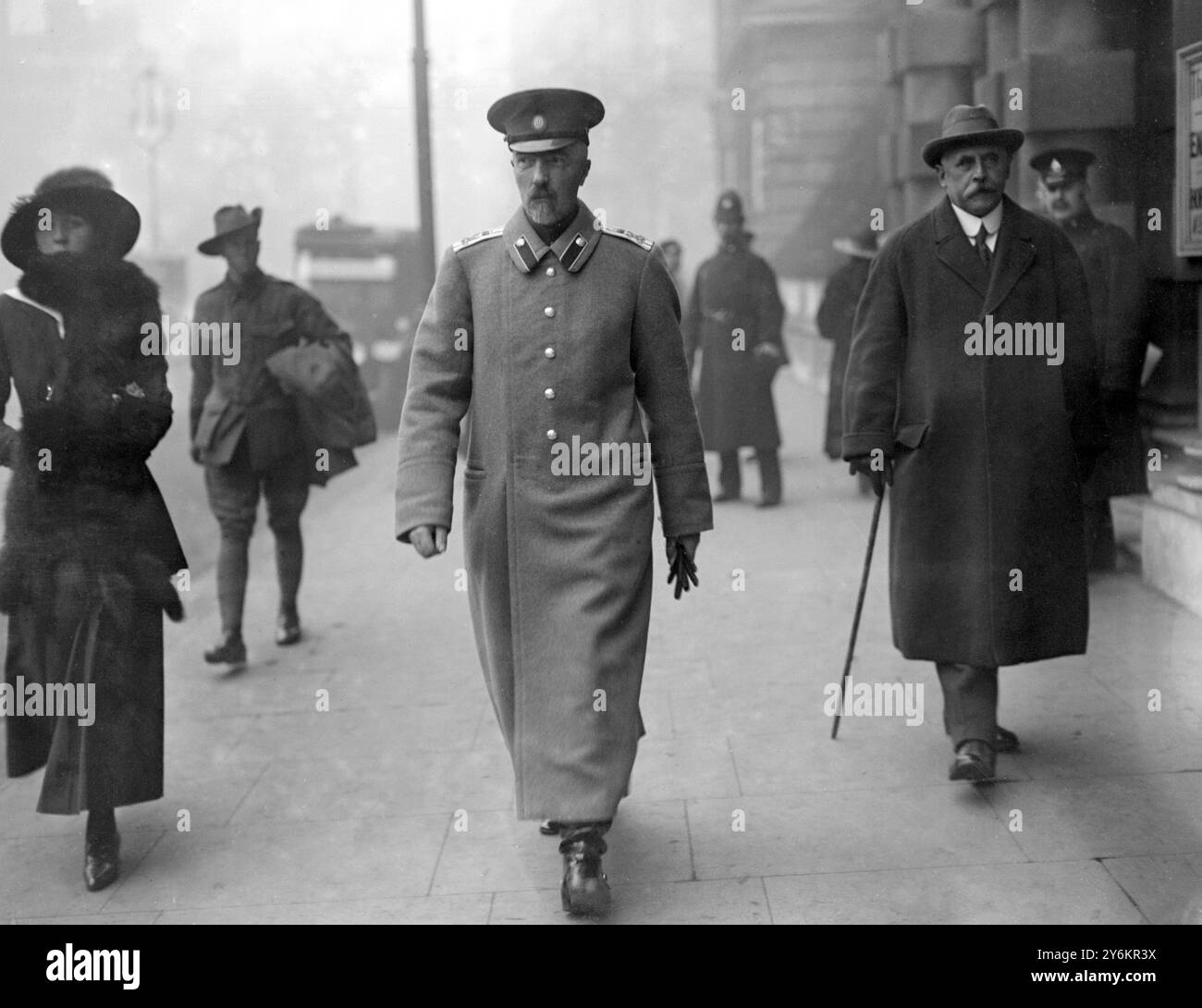 Crisi di gabinetto la grande Guerra il Granduca Michael Mikhailovich di Russia, lasciando il War Office , Londra Foto Stock