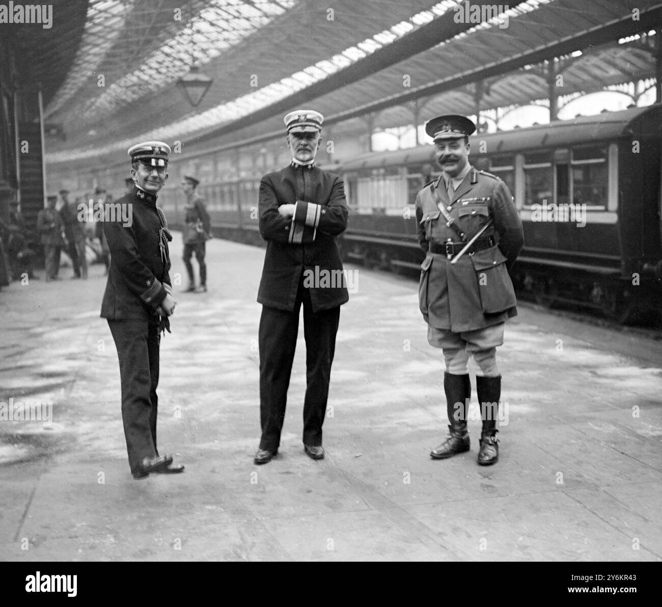 In attesa di incontrare il generale Pershing, capo dell'esercito americano, alla stazione di Euston a Londra. Ammiraglio William Sims (al centro) e Lord Brooke (a destra) (quest'ultimo succedette come conte di Warwick il 15 gennaio 1924). 8 giugno 1917 Foto Stock