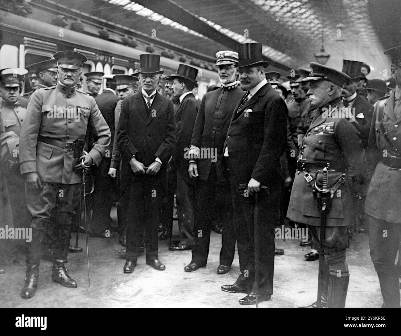 Il generale Pershing, capo dell'esercito americano, arriva alla stazione di Euston da sinistra a destra: Generale Pershing, Dr Page, ammiraglio Sims, (comandante delle navi americane con la Marina britannica), Lord Derby , Segretario di Stato per la Guerra e Lord French , comandante delle forze interne britanniche, 8 giugno 1917 Foto Stock