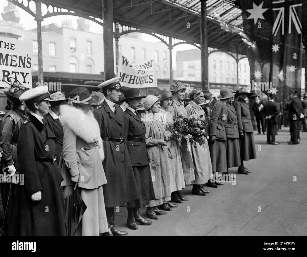 La grande Guerra. William Hughes, il Premier australiano, è accolto dal Partito delle donne, composto da ragazze e donne delle munizioni. 15 giugno 1918 Foto Stock