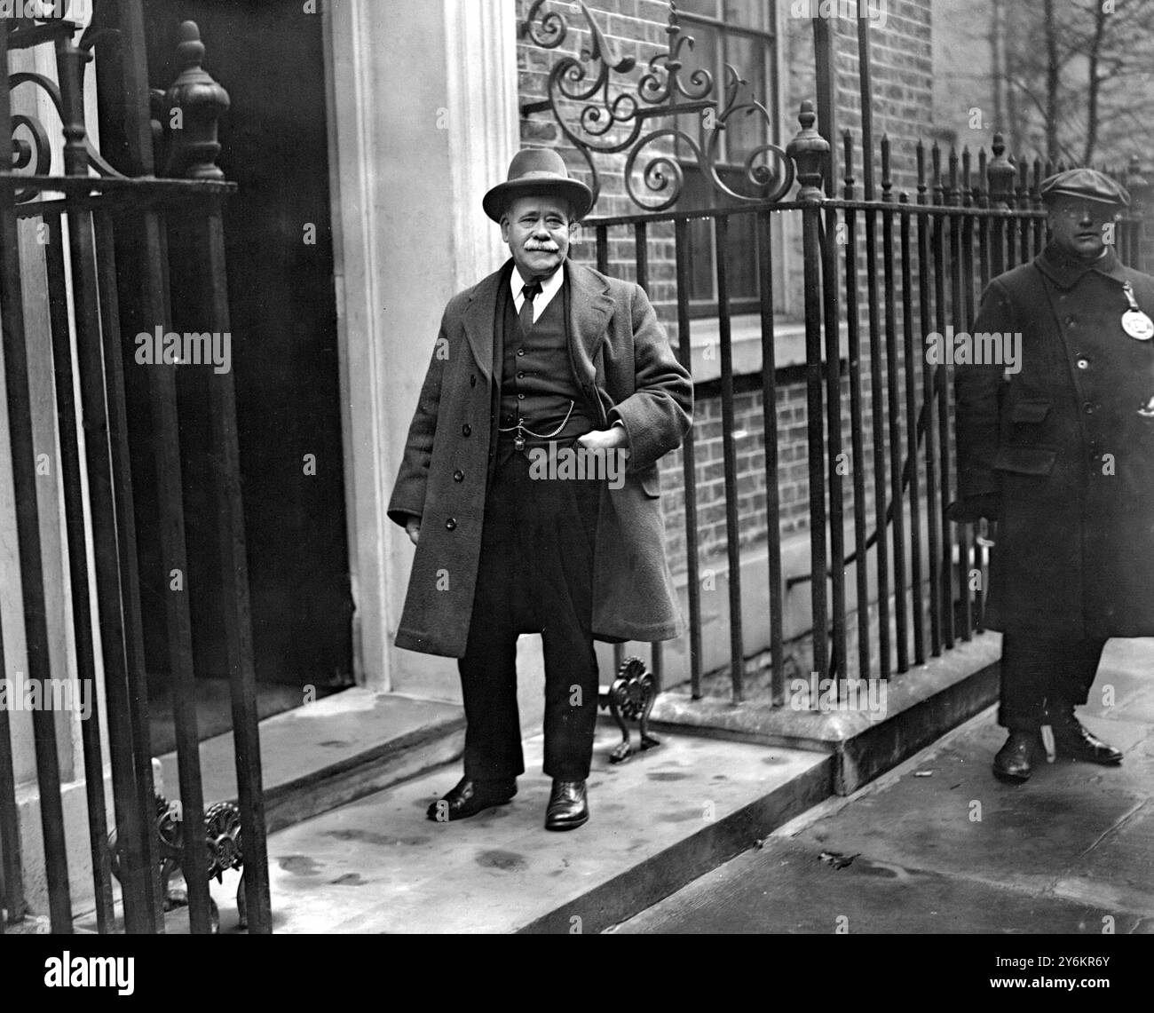 Riunione del gabinetto a Downing Street. Stephen Walsh (1859 – 16 marzo 1929) è stato un deputato del Partito Laburista e membro del governo della coalizione Lloyd George come Segretario parlamentare del Ministero del servizio nazionale nel 1917 e poi Segretario parlamentare del Consiglio del governo locale dal 1917 al 1919. © TopFoto Foto Stock