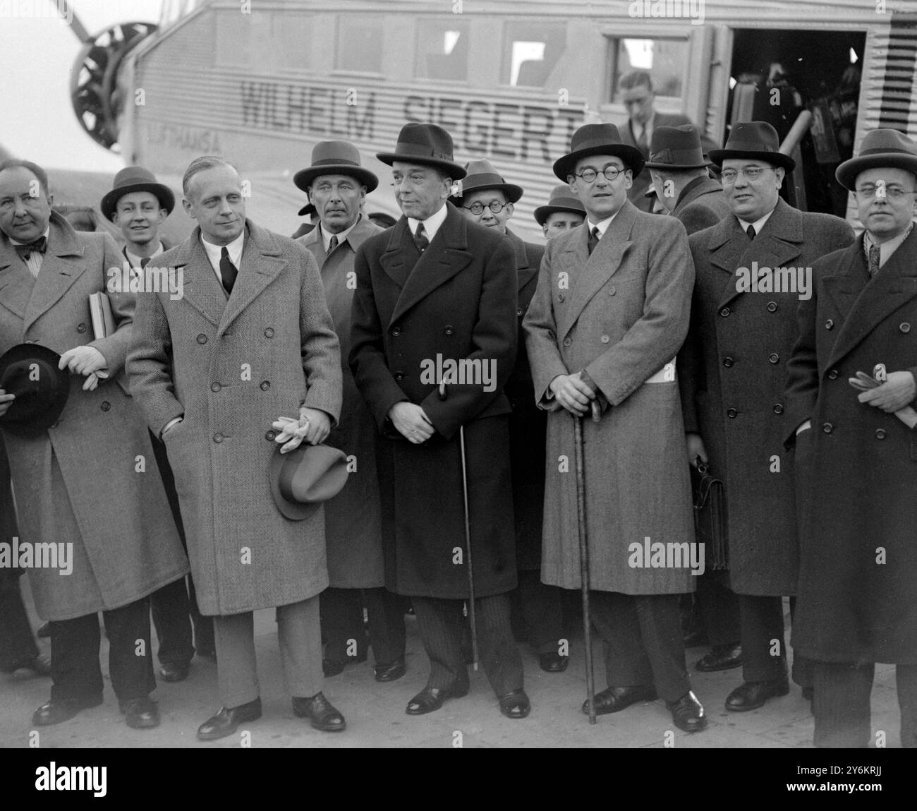 Croydon - delegazione tedesca alla riunione del Consiglio della società delle Nazioni a Londra. (Da sinistra a destra) Dr Dieckoff (Dipartimento politico diretto della missione estera tedesca), von Ribbentrop e Von Hoesch (Ambasciatore tedesco), e il principe otto Von Bismark. 18 marzo 1936 Foto Stock