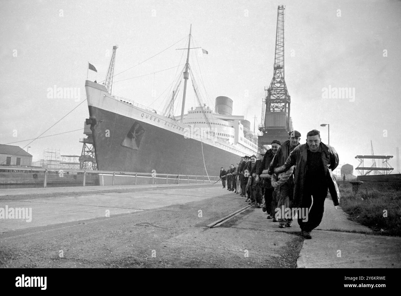 Southampton: Assistita da rimorchiatori e manipolata, la regina Elisabetta II non si fa strada nel bacino di carenaggio - probabilmente per l'ultima volta oggi. Dovrebbe fare la sua ultima corsa atlantica il prossimo ottobre prima di seguire la sua nave gemella "Queen Mary" in pensione. 23 novembre 1967 Foto Stock
