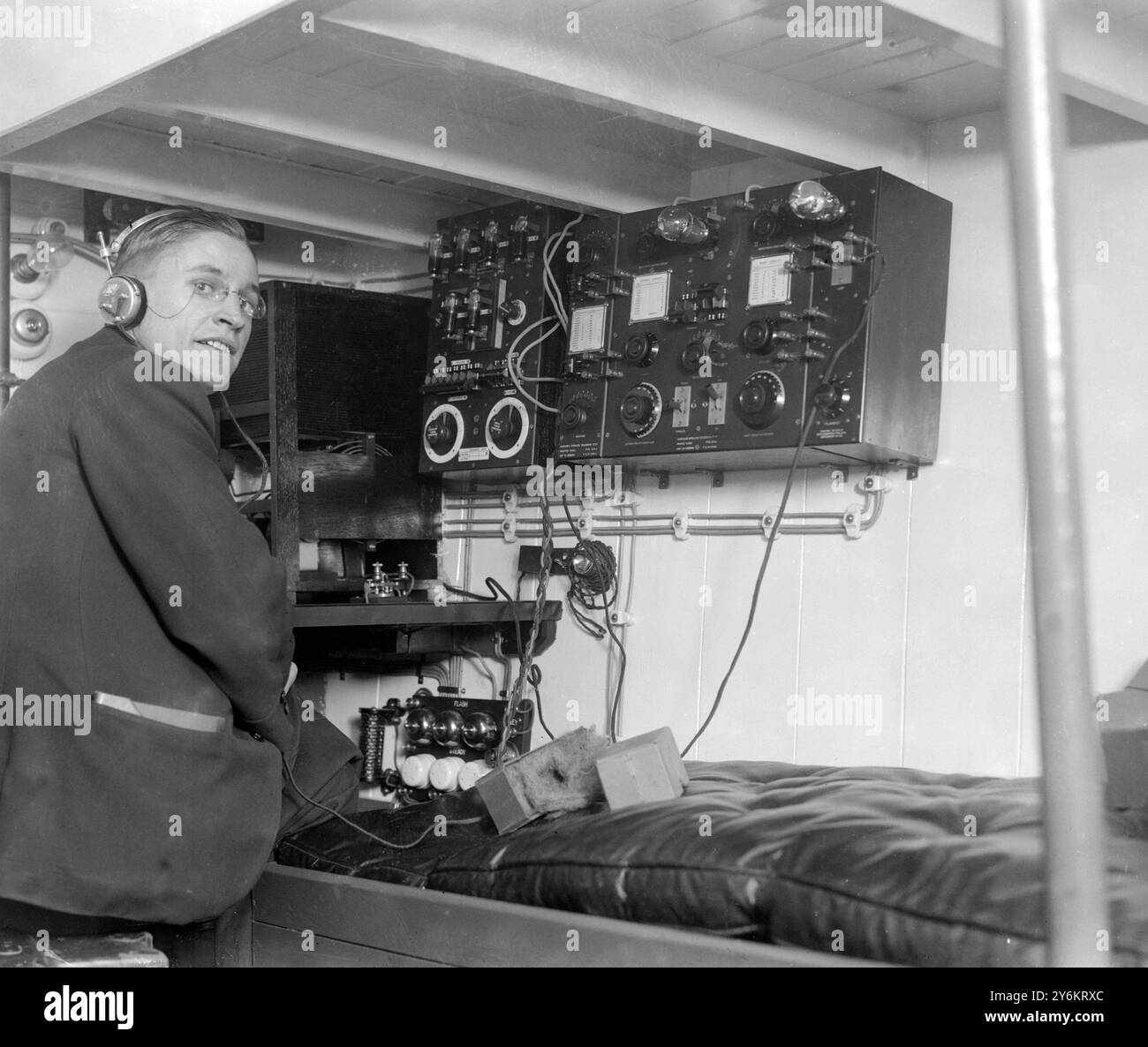 Il giro del viaggio di lavoro di 38.000 km circa sulla scialuppa di salvataggio da 12 tonnellate "Elizabeth and Blanche" Gilbert Moss, l'operatore wireless. 1925 Foto Stock