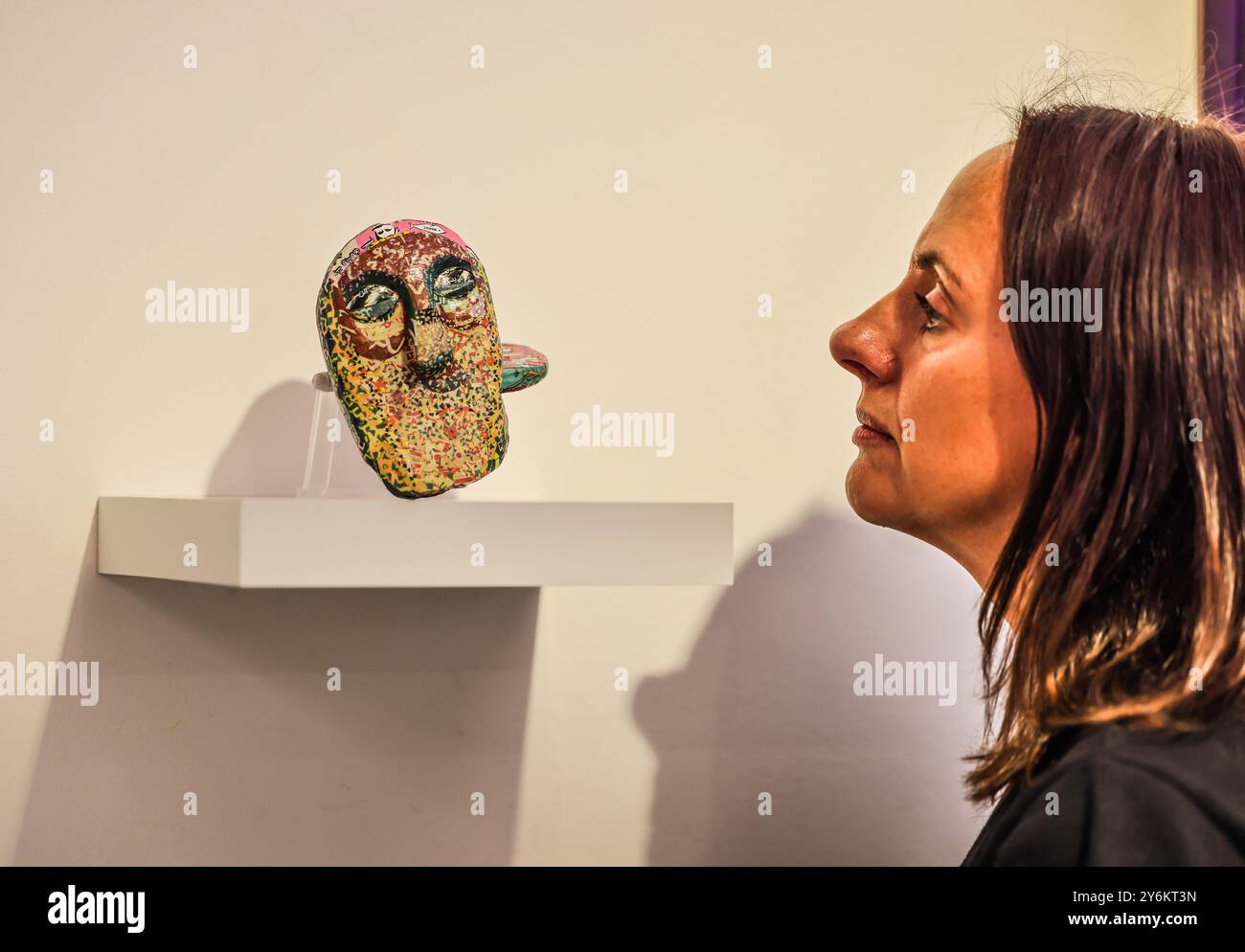 180 Studios, Londra, Regno Unito. 26 settembre 2024. The Invisible Enemy Should Not exist - testa maschile presentata da War Child e curata da Art on a Postcard, Sound & Vision è una nuovissima mostra annuale e asta che raccoglie fondi per sostenere i bambini che vivono attraverso i conflitti. Ogni anno, i principali artisti risponderanno a un testo iconico della canzone, e per la sua prima edizione, 33 artisti hanno risposto al testo di David Bowie, "We Like Dancing and We Look Divine", dal suo inno Rebel. Crediti: Paul Quezada-Neiman/Alamy Live News Foto Stock