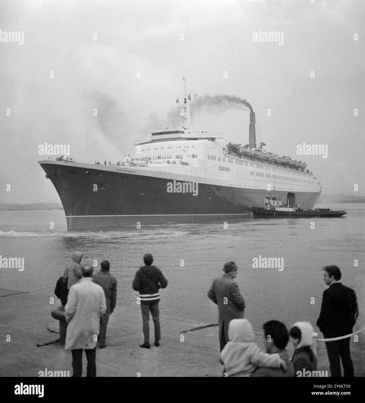 Southampton, Inghilterra: Lasciando l'acqua di Southampton dall'Ocean Dock alle 19:00, la maestosa nave di linea Queen Elizabeth II, osservata da una piccola folla di osservatori, la nave da 30 milioni di sterline sta attraversando sentieri nel canale la nave non si è spostata dal terminal oceanico di Southampton da quando è entrata in porto il 2 gennaio con gravi danni a entrambi i rotori del motore. Ieri, i motori della linea sono stati testati con la nave saldamente ancorata all'Ocean Terminal Dock. E' andato tutto bene e i costruttori navali di Upper Clyde, che hanno costruito il transatlantico, hanno deciso oggi di anticipare il tempo di navigazione dalle 7,30 di domani mattina a questa e Foto Stock