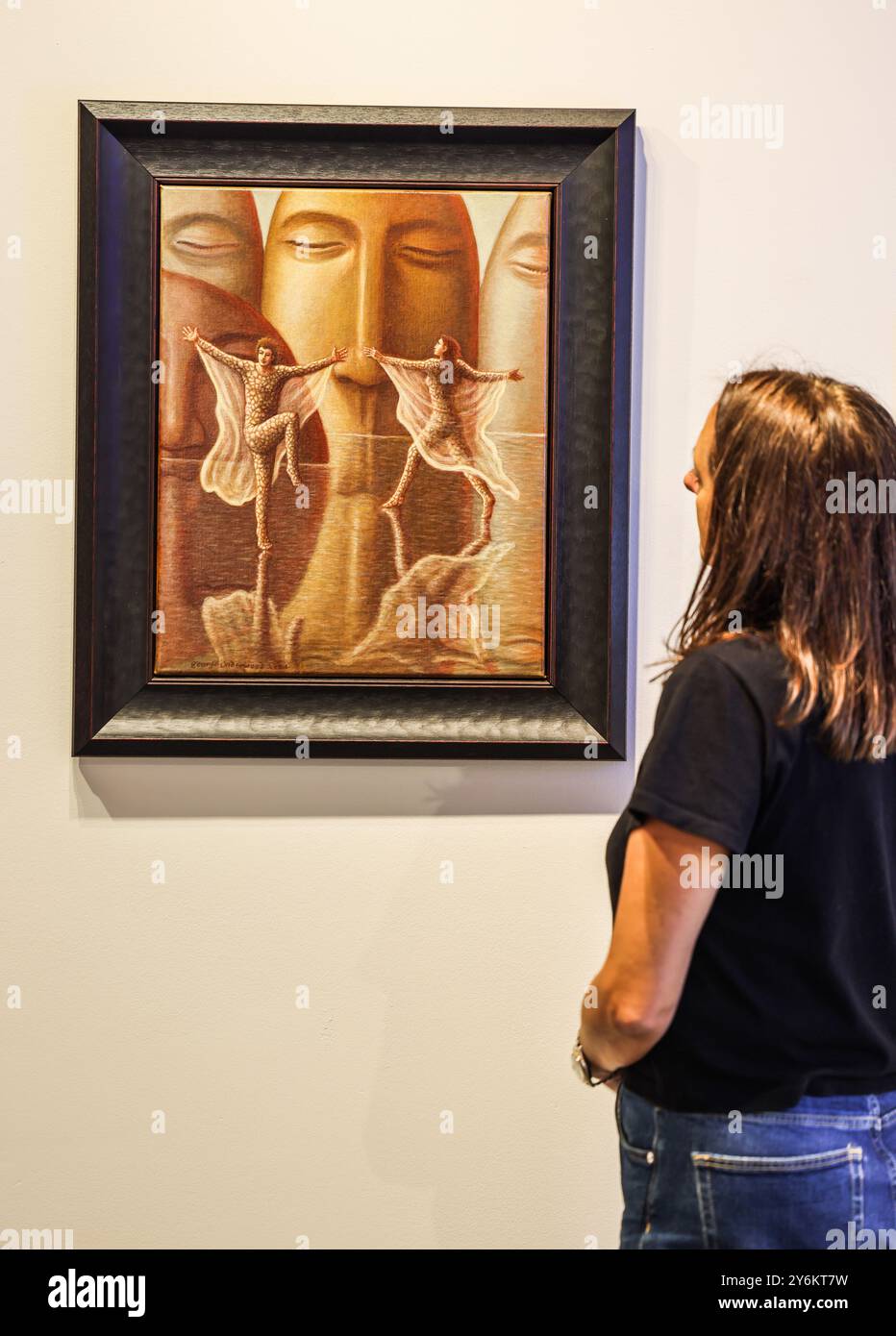 180 Studios, Londra, Regno Unito. 26 settembre 2024. (George Underwood, We Love Dancing, olio su lino presentato da War Child e a cura di Art on a Postcard, Sound & Vision è una nuovissima mostra annuale e asta che raccoglie fondi per sostenere i bambini che vivono attraverso i conflitti. Ogni anno, i principali artisti risponderanno a un testo iconico della canzone, e per la sua prima edizione, 33 artisti hanno risposto al testo di David Bowie, "We Like Dancing and We Look Divine", dal suo inno Rebel. Crediti: Paul Quezada-Neiman/Alamy Live News Foto Stock