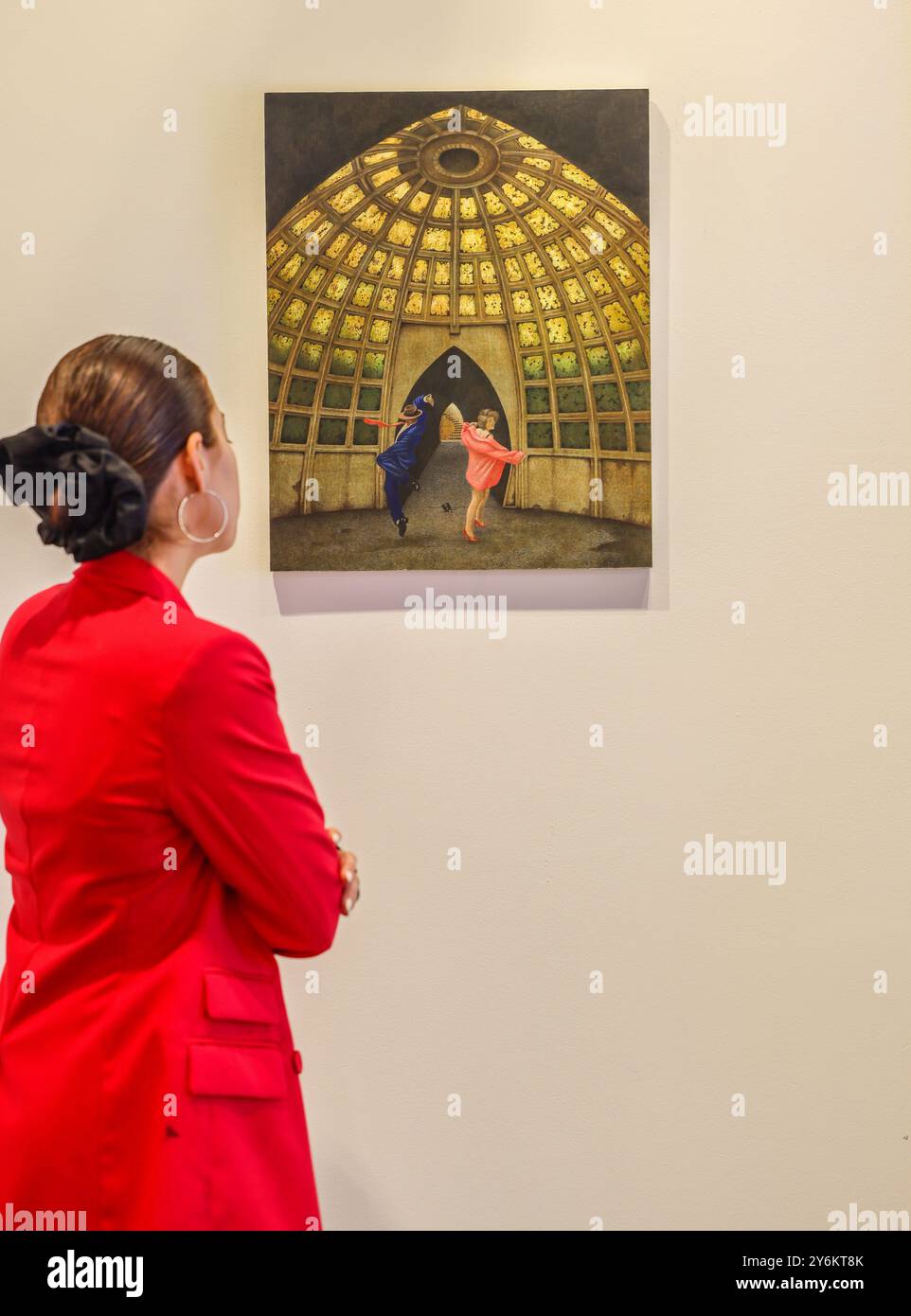 180 Studios, Londra, Regno Unito. 26 settembre 2024. Peter Messer A Dance Beneath the Lake, Tempera presentato da War Child e curato da Art on a Postcard, Sound & Vision è una nuovissima mostra annuale e un'asta che raccoglie fondi per sostenere i bambini che vivono attraverso i conflitti. Ogni anno, i principali artisti risponderanno a un testo iconico della canzone, e per la sua prima edizione, 33 artisti hanno risposto al testo di David Bowie, "We Like Dancing and We Look Divine", dal suo inno Rebel. Crediti: Paul Quezada-Neiman/Alamy Live News Foto Stock