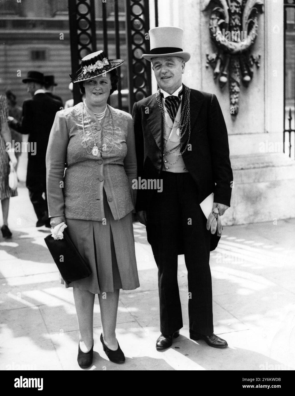 Il consigliere H L Gee , sindaco di Doncaster , Yorkshire , e sua moglie , partecipano ad una festa in giardino di Buckingham Palace il 25 luglio 1947 Foto Stock