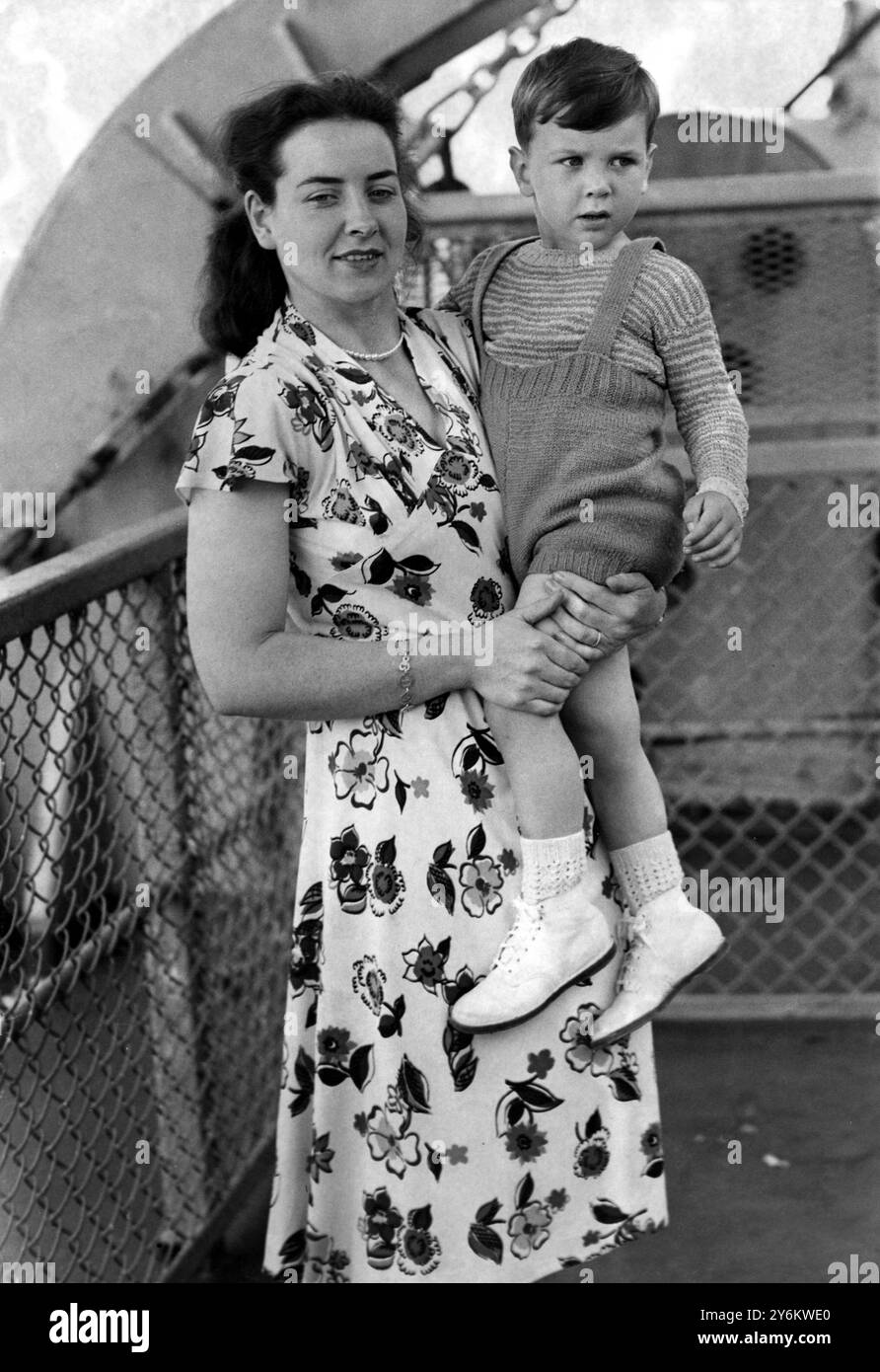 Mrs Bridget Waters e figlio ( 3 anni ) Frank . Ha scontato 17 mesi di carcere in Nevada per omicidio colposo involontario del marito americano l'11 giugno 1948 Foto Stock