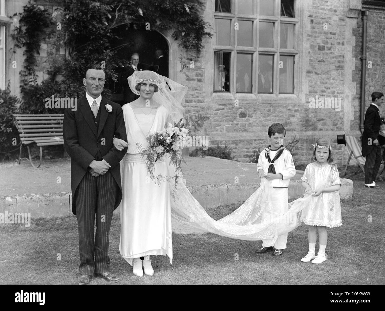 Matrimonio del comandante B. Tower, DSC R.. N, e la signorina Sophie Donner a Bowden Hill, Wiltshire. Sposa e sposo con i due portatori di trenini, l'onorevole Patrick e l'onorevole Synolda Butler (figli di Lord e Lady Dunboyne). 16 settembre 1923 Foto Stock
