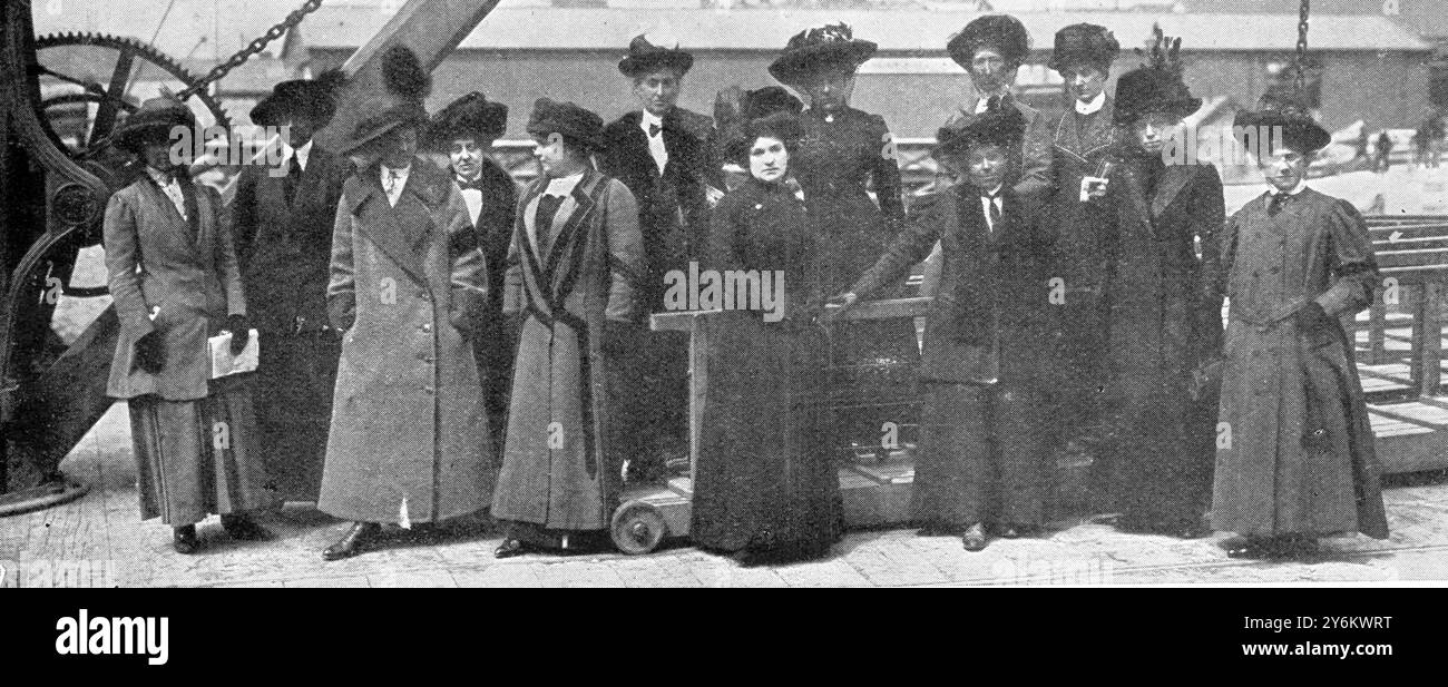 Raccolto dalle hostess superstiti del "Titanic" dei "Carpathia". 4 maggio 1912 Foto Stock