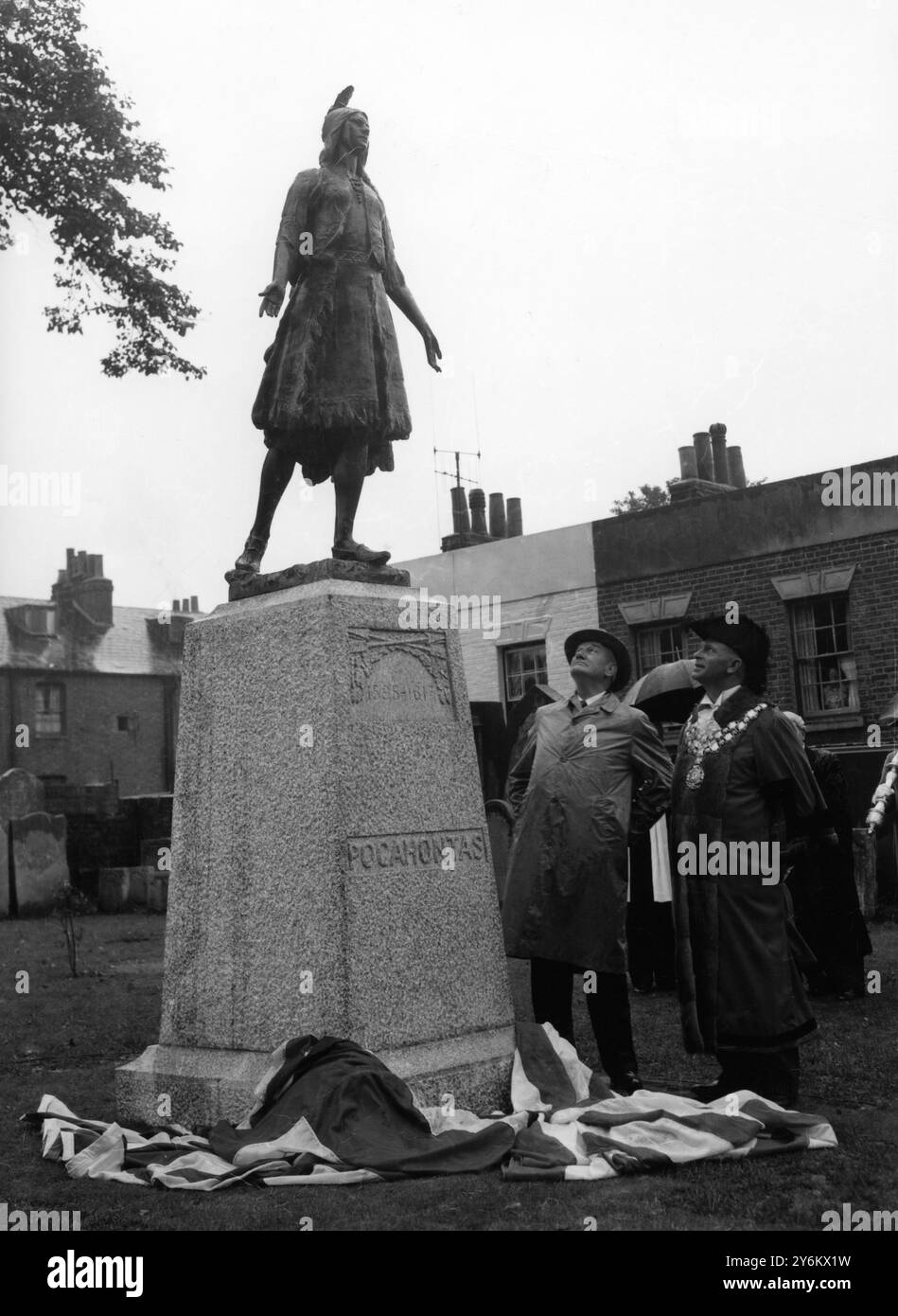 Statua della principessa Pocahontas svelata a Gravesend. Gravesend, Kent: John S. Battle, ex governatore della Virginia, e Moyor di Gravesend e Mr L. W Kempster, ispeziona la statua di bronzo alta 3 metri di Pocahontas, la Principessa indiana rossa che Mr Battle ha svelato oggi nei giardini della Cappella dell'unità di San Giorgio, sotto la pioggia battente. La statua è un dono del popolo della Virginia, che riverisce la principessa come salvatrice dei primi coloni. È morta qui a bordo di una nave che doveva riportarla a casa in America, ed è sepolta nel coro della cappella. Anche Mr Battle ha piantato un albero Foto Stock