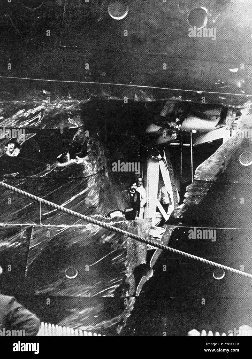 La collisione che ha messo in pericolo oltre tremila vite umane: I danni £ 1,5000,000 'olimpico' e £ 430.000 'Hawke'. Abbastanza da aver affondato una nave più piccola: Il foro realizzato nella "olimpica" che mostra le sue dimensioni rispetto agli uomini. 30 settembre 1911 Foto Stock