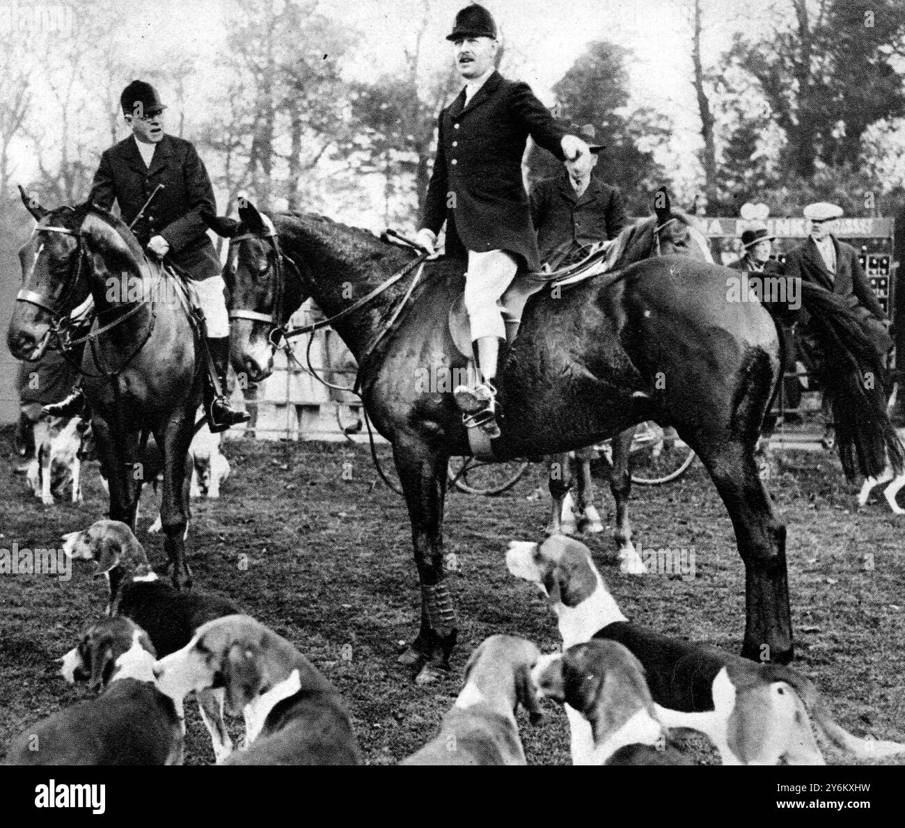Brown Jack in quel campo di caccia: Il famoso cavallo da corsa guidato dal suo proprietario, Sir Harold Wernher ad un incontro. Brown Jack era prima del suo "pensionamento" probabilmente il cavallo da corsa più popolare che vivesse. Ha vinto la Queen Alexandra Stakes ad Ascot per la sesta volta consecutiva quest'anno, guidata come al solito da Steve Donoghue. In questa foto Sir Harold è visto sulla schiena di Brown Jack al Fernie Hunt Meet vicino a Market Harborough. 1934 Foto Stock