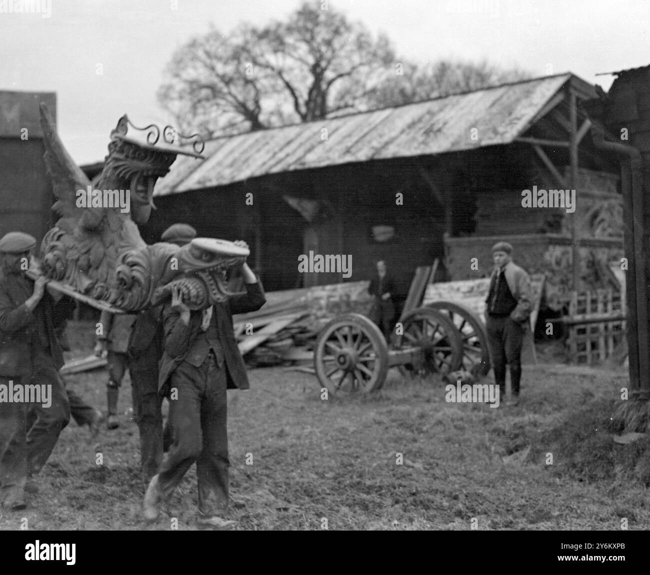 La corsa all'oro. Le figure riccamente dorate del carro processionale Old Time di Sangers Circus sono state rimosse, gli strati d'oro sono venduti durante la corsa all'oro del 25 marzo 1932 Foto Stock