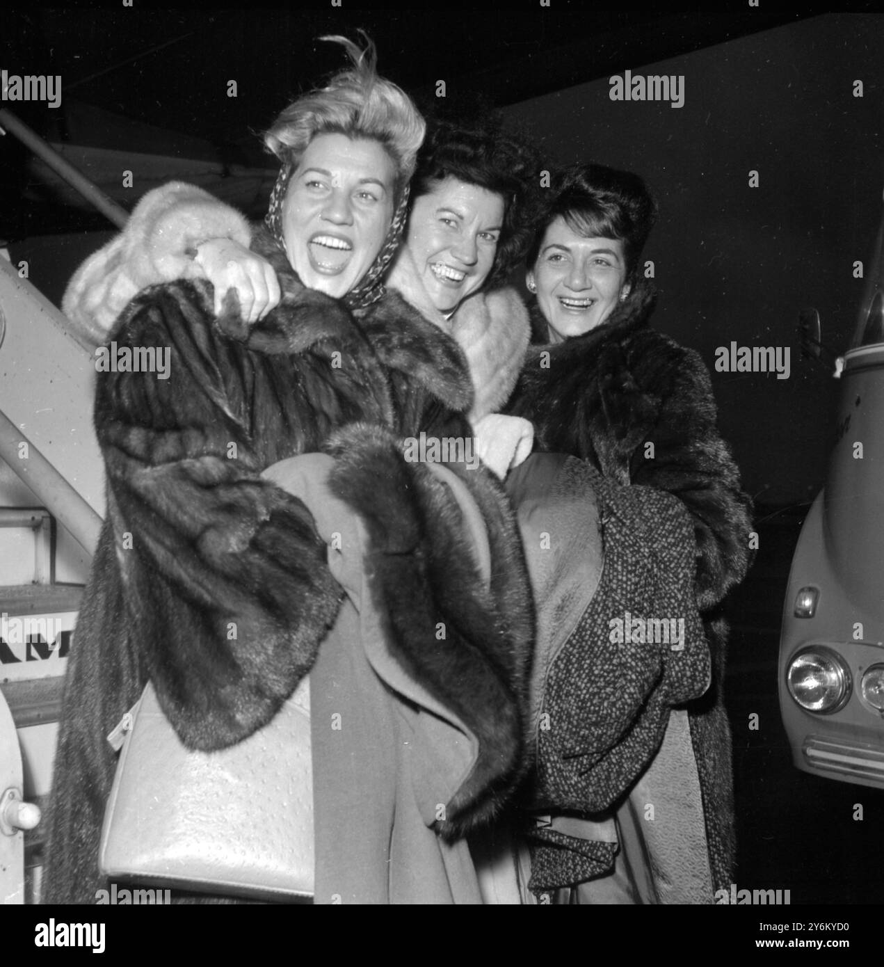 Londra: Trio di sorelle cantanti che arrivano all'aeroporto di Londra questa mattina dall'America, sono le fantastiche sorelle Andrews - sono, da sinistra a destra Patty, Maxine e Laverne. È la loro prima visita a Londra da molti anni. Si dice per otto settimane, durante le quali hanno impegni televisivi e saranno presenti al "Talk of the Town” dal 5 dicembre. 30 novembre 1960 Foto Stock