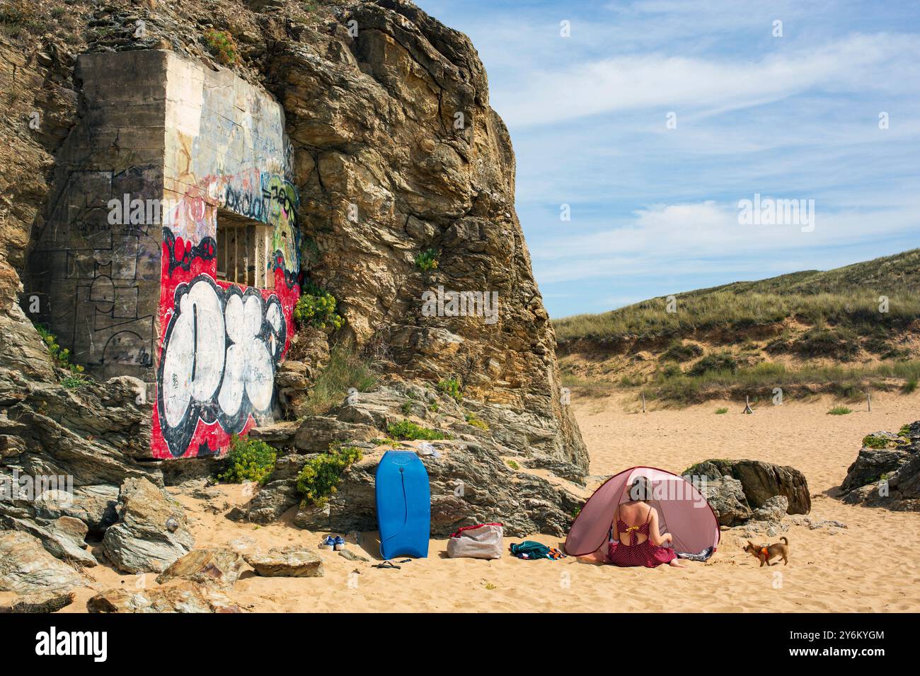 Francia, Belle-ile-en-mer, Morbihan, sulla Plage de Donnant ai piedi di un fortino marchiato, 08/2022. Foto Stock