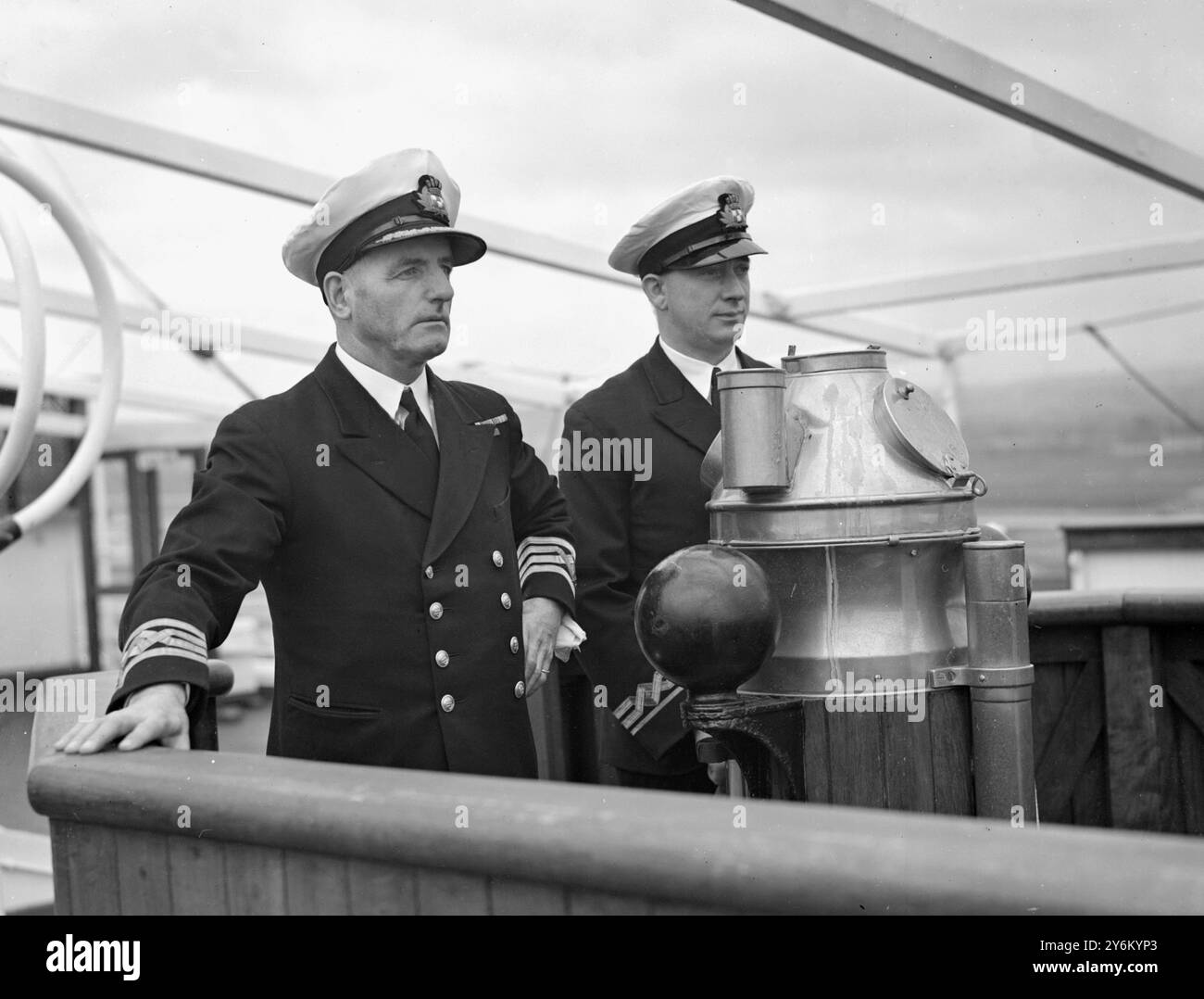 "Imperatrice dell'Australia", Southampton si prepara per la visita reale in Canada. Il comandante, il capitano A.R. Meikle (a sinistra) e il suo primo ufficiale, il tenente comandante J. P Dobson, R.N.R. 2 maggio 1939 Foto Stock