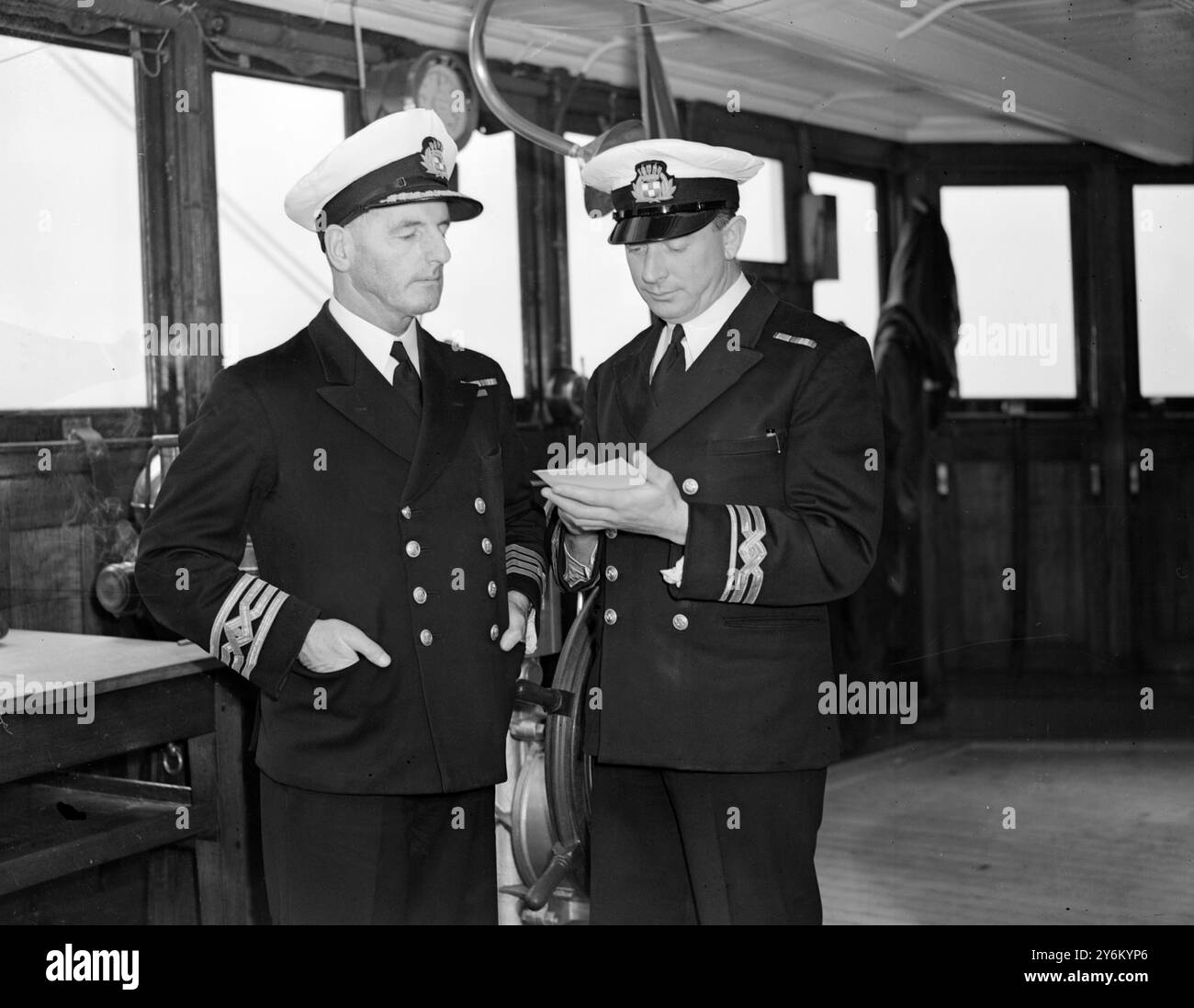 "Imperatrice dell'Australia", Southampton si prepara per la visita reale in Canada. Il comandante, il capitano A.R. Meikle (a sinistra) e il suo primo ufficiale, il tenente comandante J. P Dobson, R.N.R. 2 maggio 1939 Foto Stock