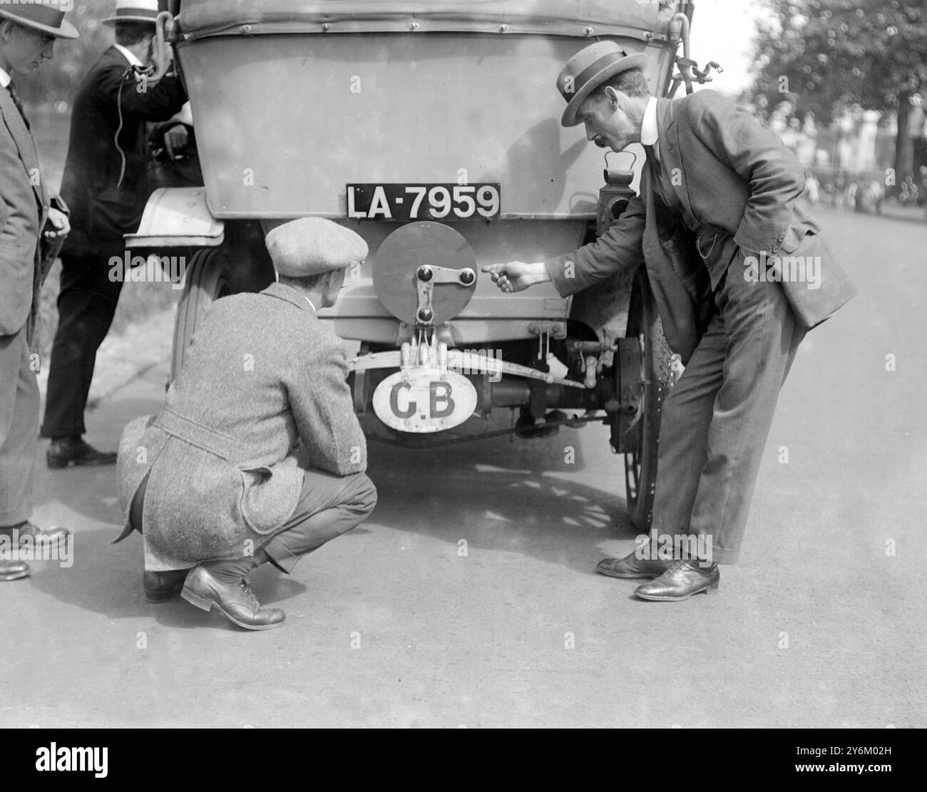 Segnale di sicurezza. Mediante un disco mobile posto sul retro di un'automobile, il conducente di un veicolo che segue può vedere in quale direzione la vettura sta per svoltare e quando sta per arrestarsi. L'inventore è il signor Caddy di Kingston. Foto Stock