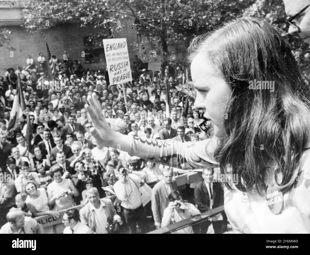 New York: La signora Bernadette Devlin 22, parlamentare indipendente per Mid Ulster, ha detto a un gruppo di manifestanti che hanno marciato pacificamente dall'altra parte della strada rispetto alle Nazioni Unite, oggi, in una richiesta di "diritti umani” in Irlanda del Nord, che il primo ministro britannico Harold Wilson "dovrebbe inghiottire il suo orgoglio politico e chiedere aiuto alle Nazioni Unite. Miss Devlin, che è in viaggio negli Stati Uniti per raccogliere un milione di dollari (£417.000) per il sollievo delle vittime cattoliche dei recenti disordini, aveva chiamato il segretario U Thant alle Nazioni Unite. Ha parlato con lui per hal Foto Stock