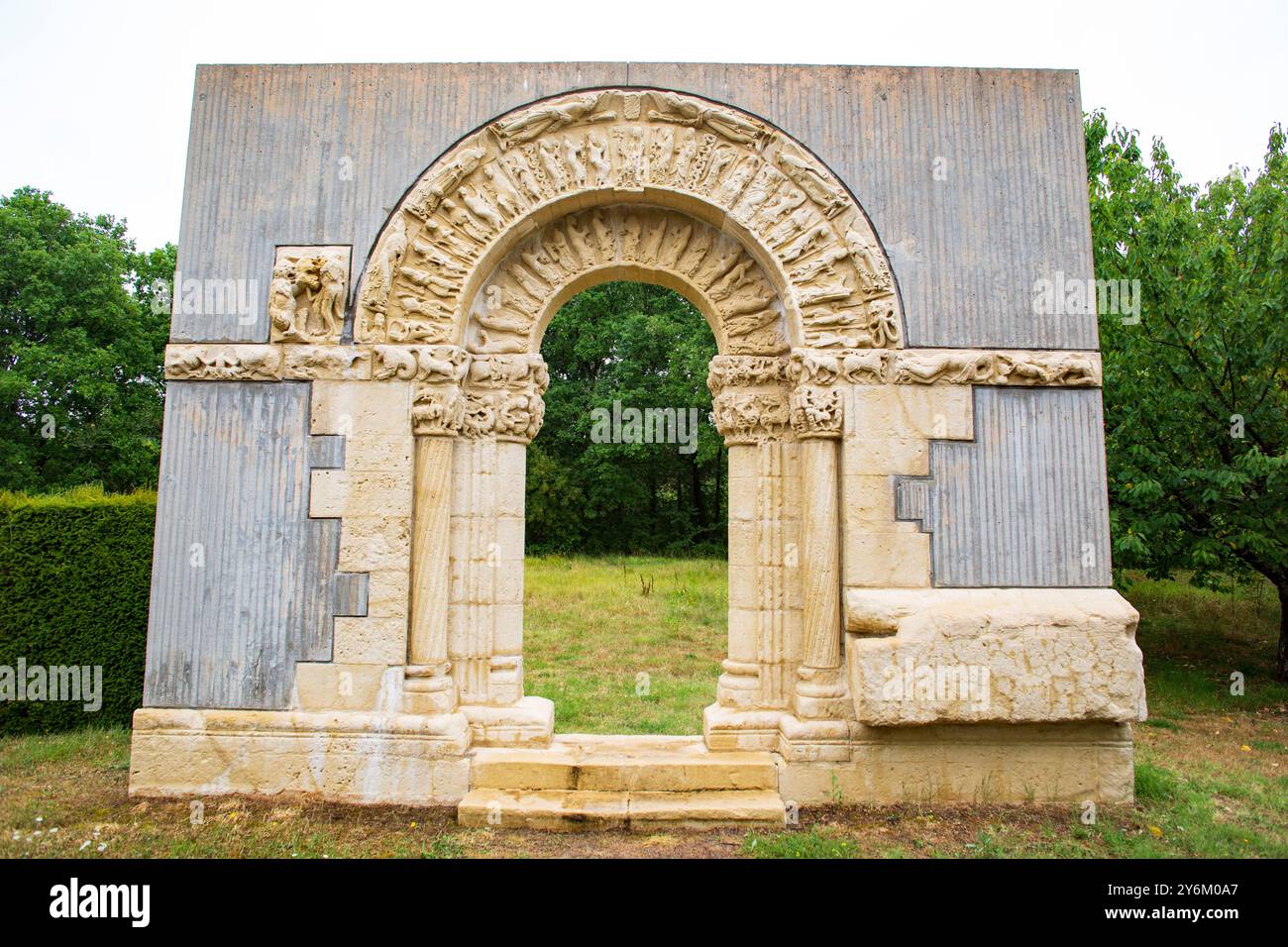 Francia, Saintonge, autostrada A10, area di servizio Lozay, omaggio all'arte romanica. Replica fedele del portale a Ste-Marie de Nuaille-sur-Bouton, Foto Stock