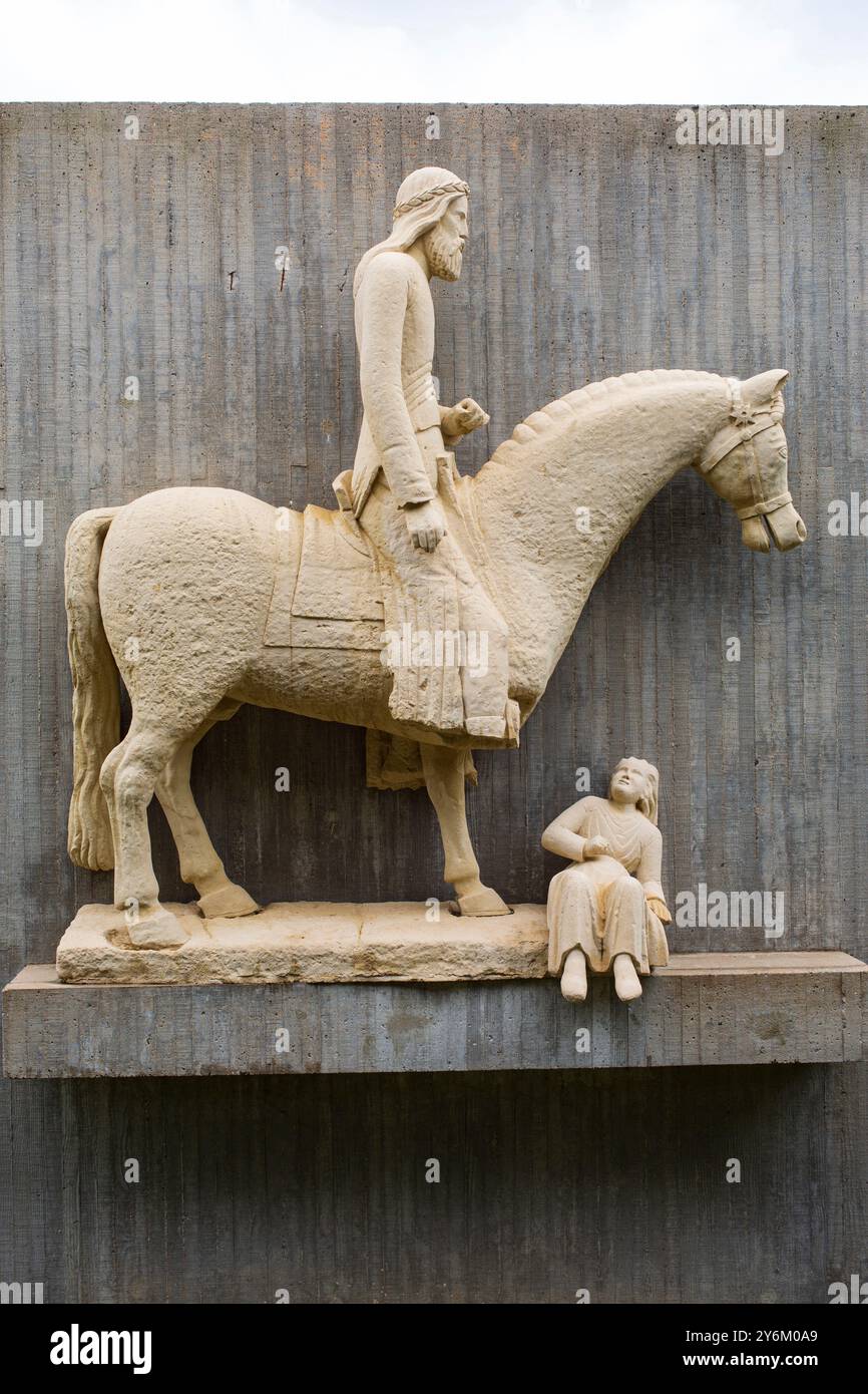 Francia, Saintonge, autostrada A10, area di servizio Lozay, omaggio all'arte romanica. Fedele replica del Cavalier dalla chiesa di Saint-Hilaire in me Foto Stock