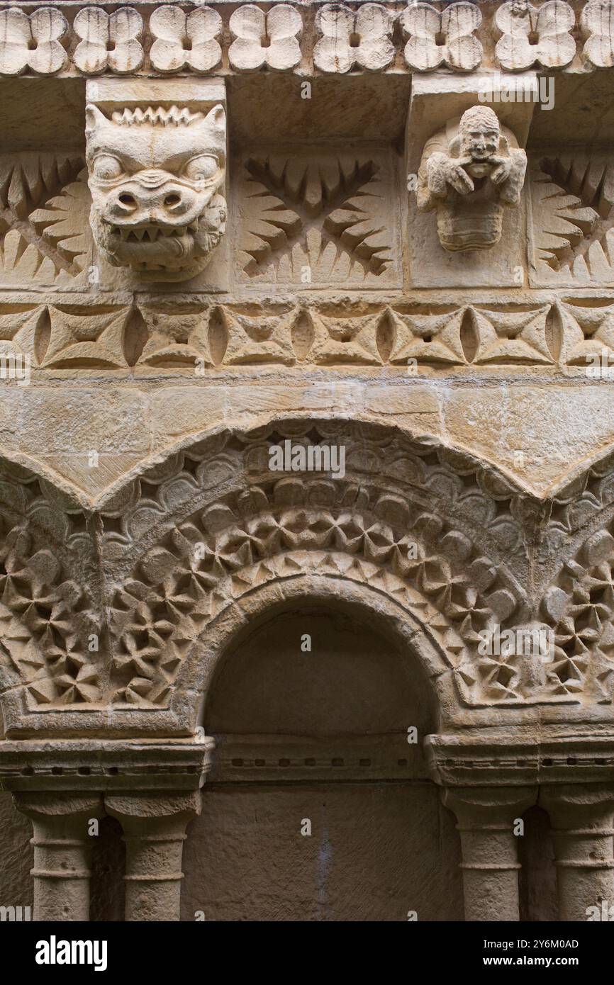 Francia, Saintonge, autostrada A10, area di servizio Lozay, omaggio all'arte romanica. Fedele replica della chiesa di Saint-Trojan de Retau. Foto Stock