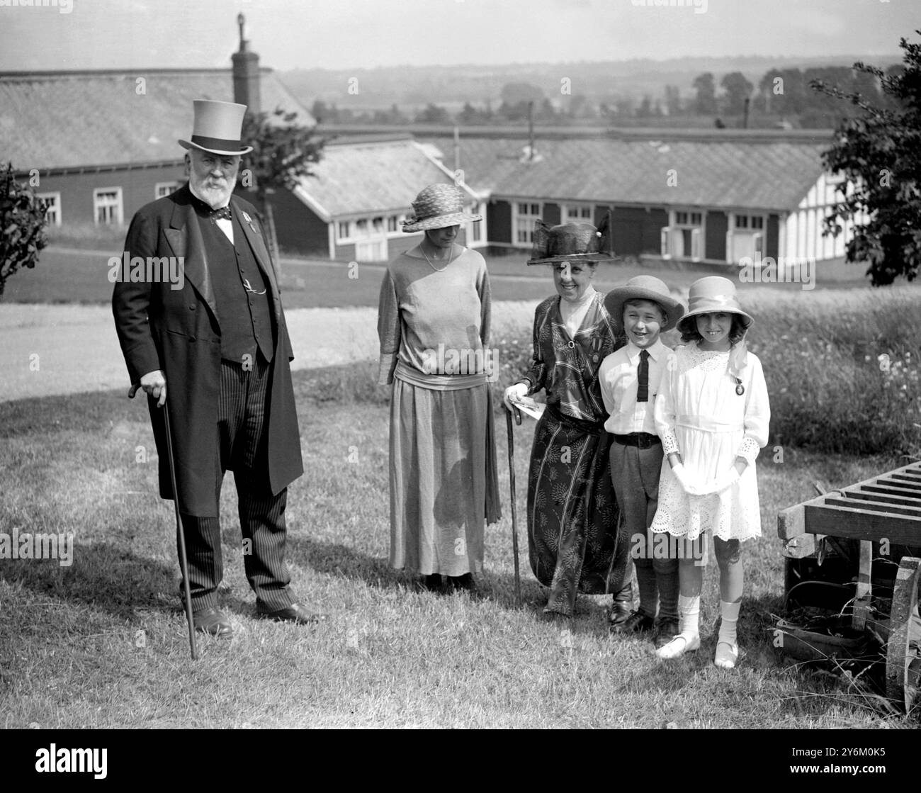 Treloar Cripple Home ad Alton. Visita di Sir Clifford Allbutt ad Alton. Sir William Treloar è fotografato con alcuni bambini. 4 luglio 1923 Foto Stock