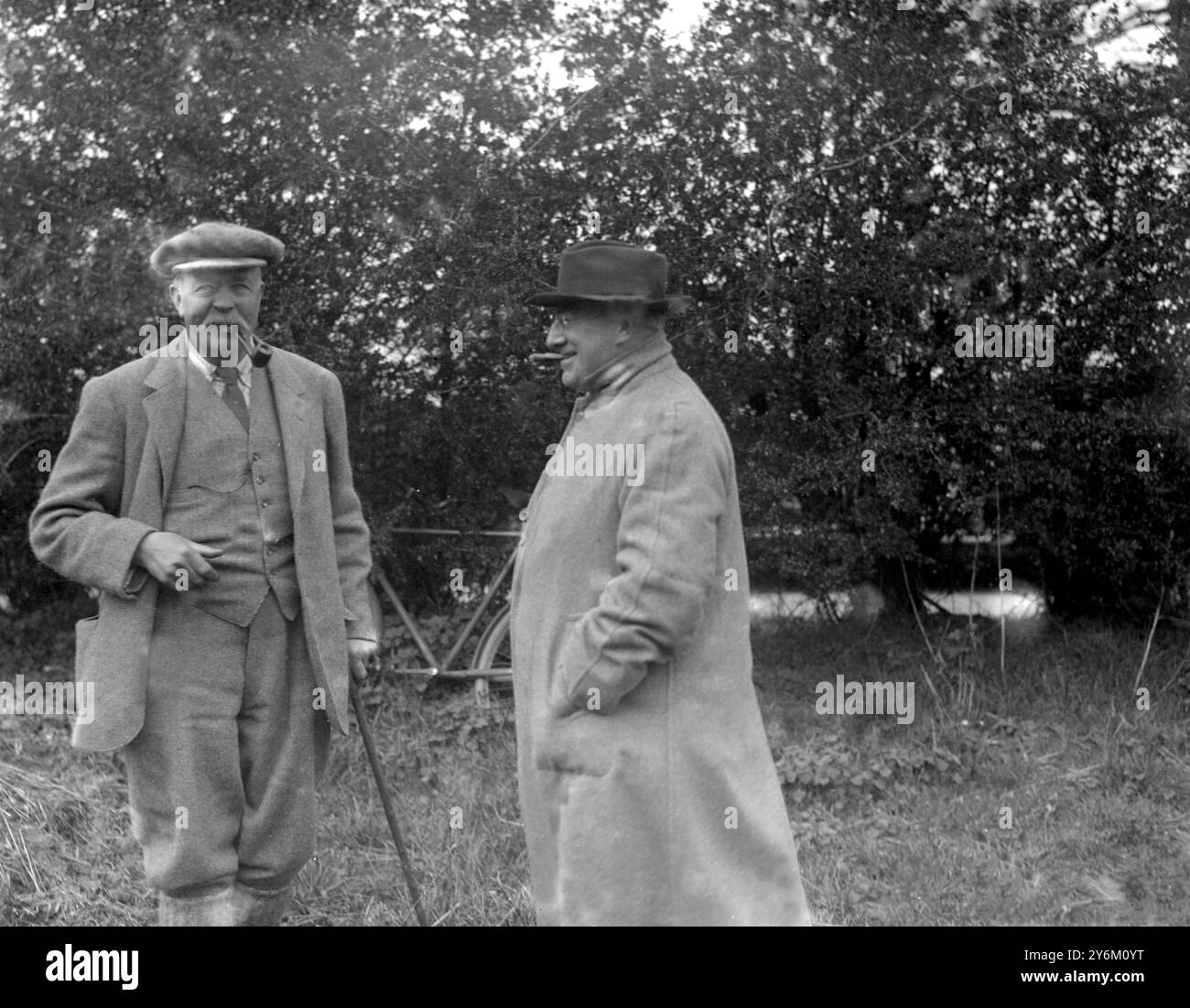 Kennel Club Field Trials a Orwell Park, Suffolk Mr Isaac Sharp (a sinistra) e Mr Herbert Mitchell. 17 aprile 1923 Foto Stock