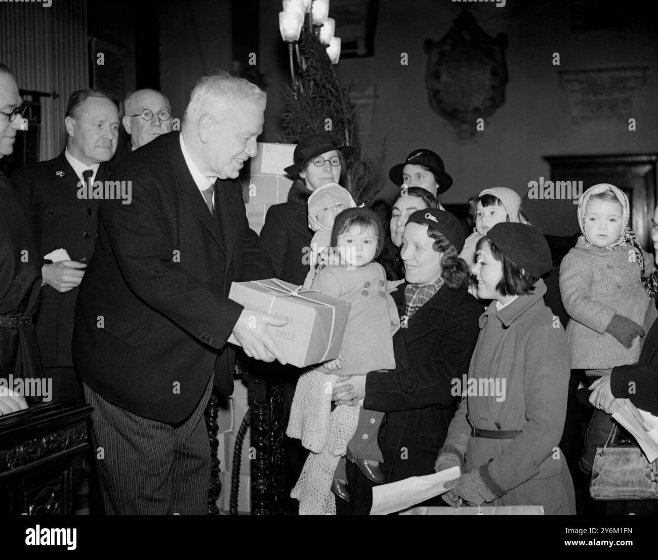 Sir Charles e Lady McRae distribuiscono pacchi dall'esercito della chiesa ai poveri a St Mary at Hill, Eastcheap London Emerton, 23 dicembre 1938 Foto Stock