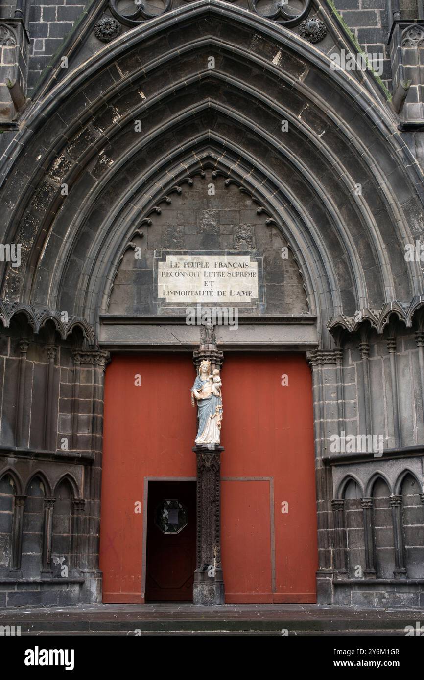 Francia, Clermont-Ferrand, 63, cattedrale, iscrizione sopra una porta laterale: "Il popolo francese riconosce l'essere Supremo e l'immortalità dell'anima Foto Stock